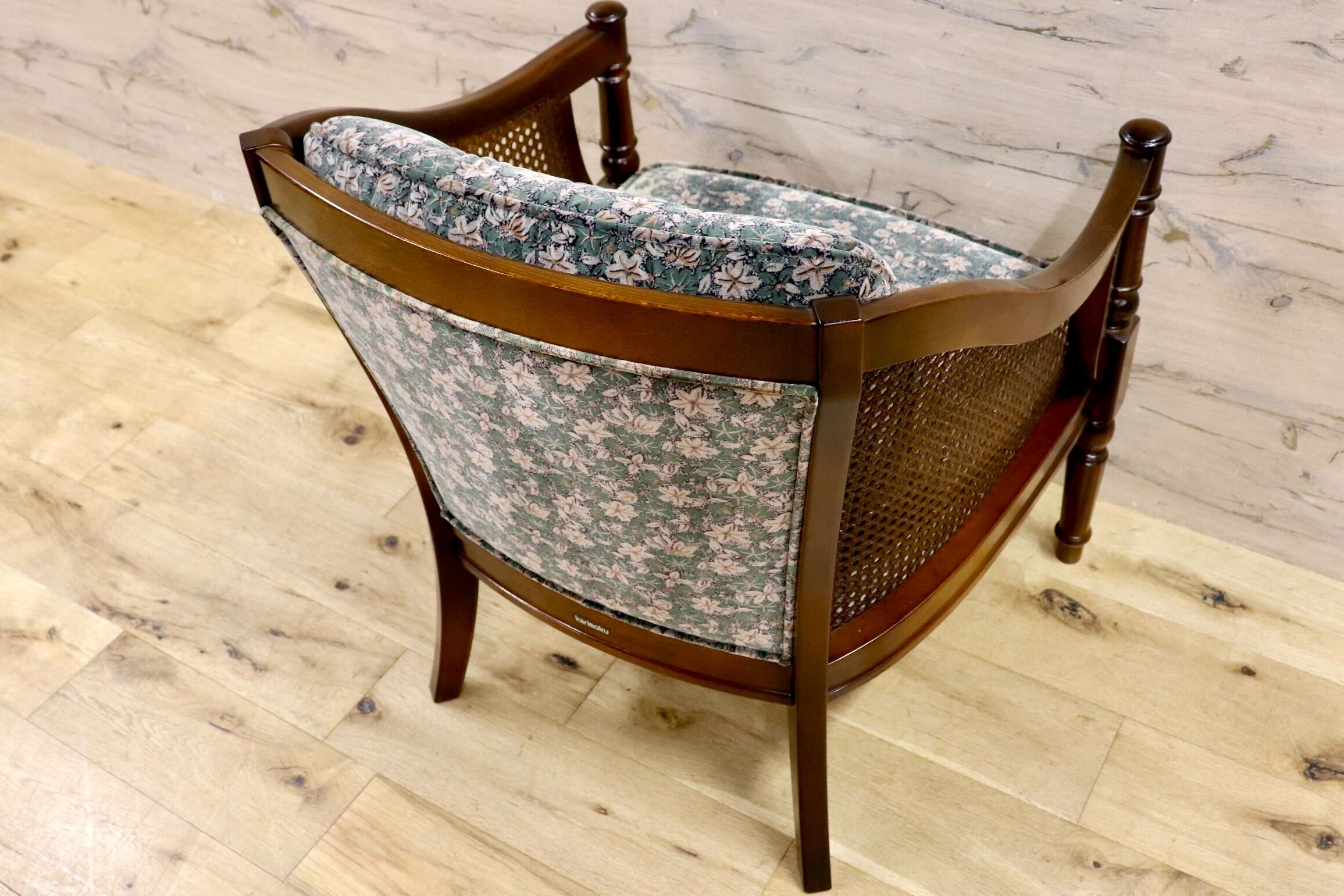 GMIS279A○karimoku / カリモク コロニアル アームチェア 椅子 ラウンジチェア シングルソファ ラタン 国産家具 レトロ ヴィンテージ