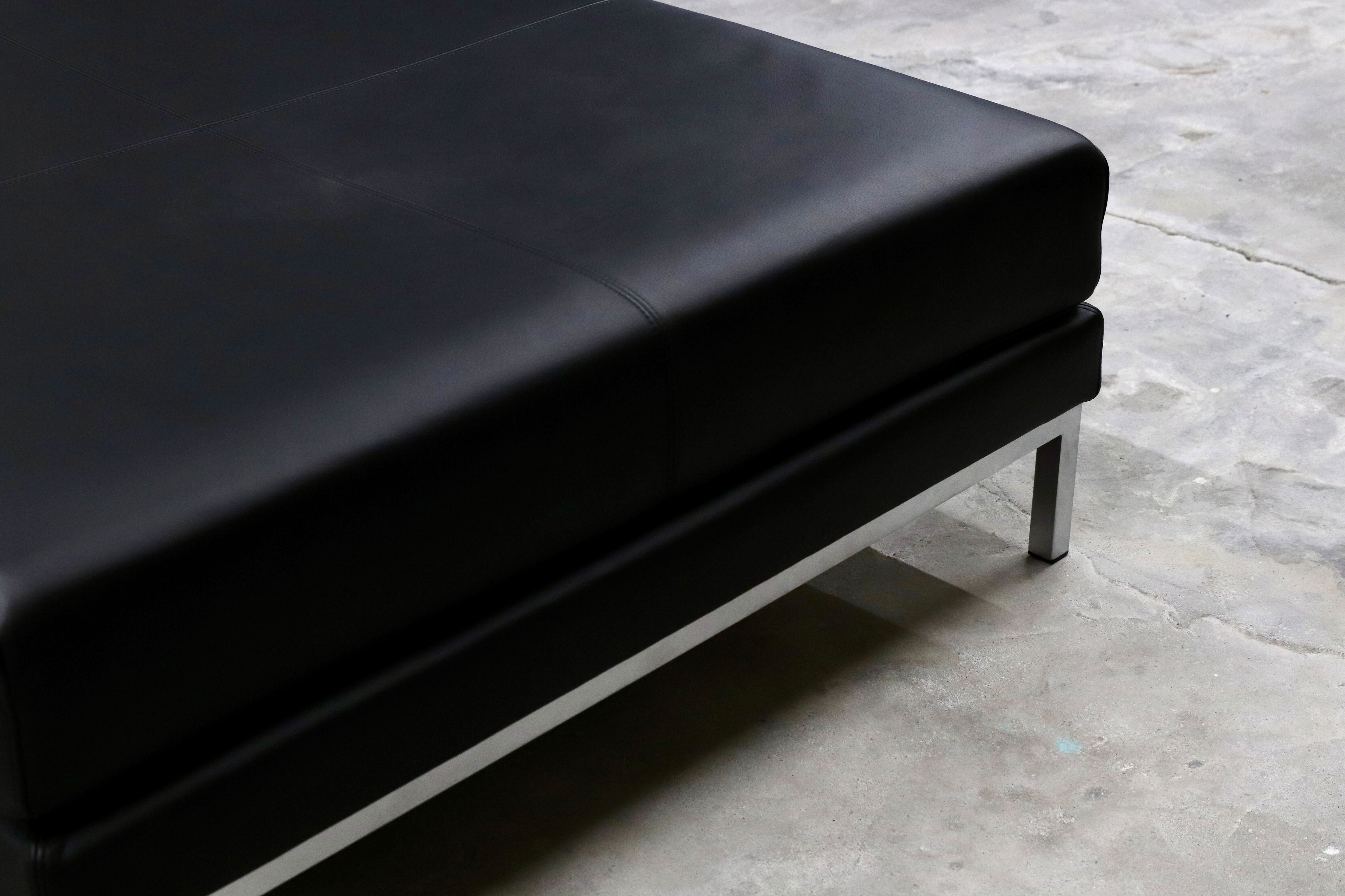 GMHK616○HUKLA / フクラ VALIANT ヴァリアント 本革 レザー オットマン スツール ソファ 黒 定価約43.8万 モデルルーム展示品