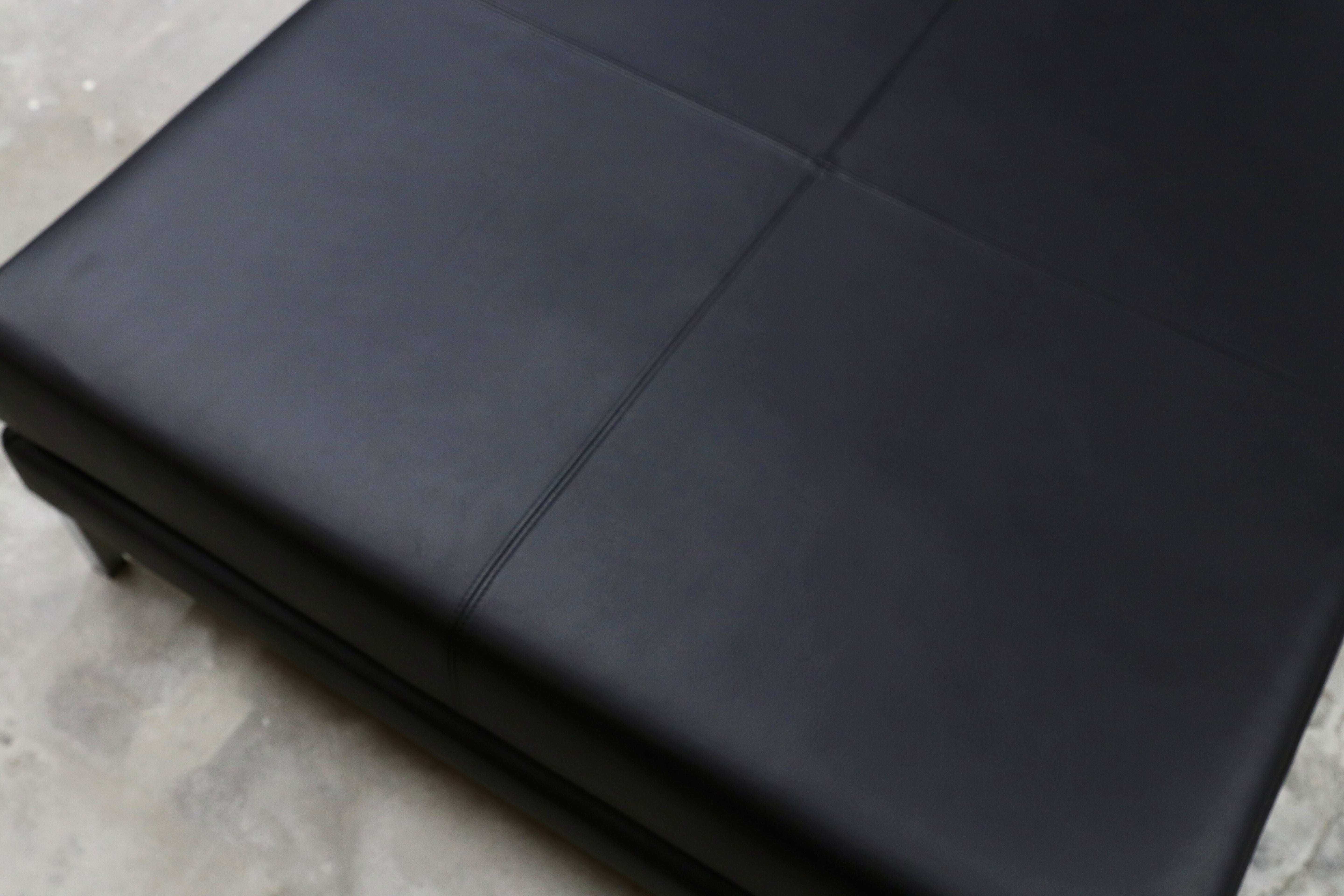 GMHK616○HUKLA / フクラ VALIANT ヴァリアント 本革 レザー オットマン スツール ソファ 黒 定価約43.8万 モデルルーム展示品