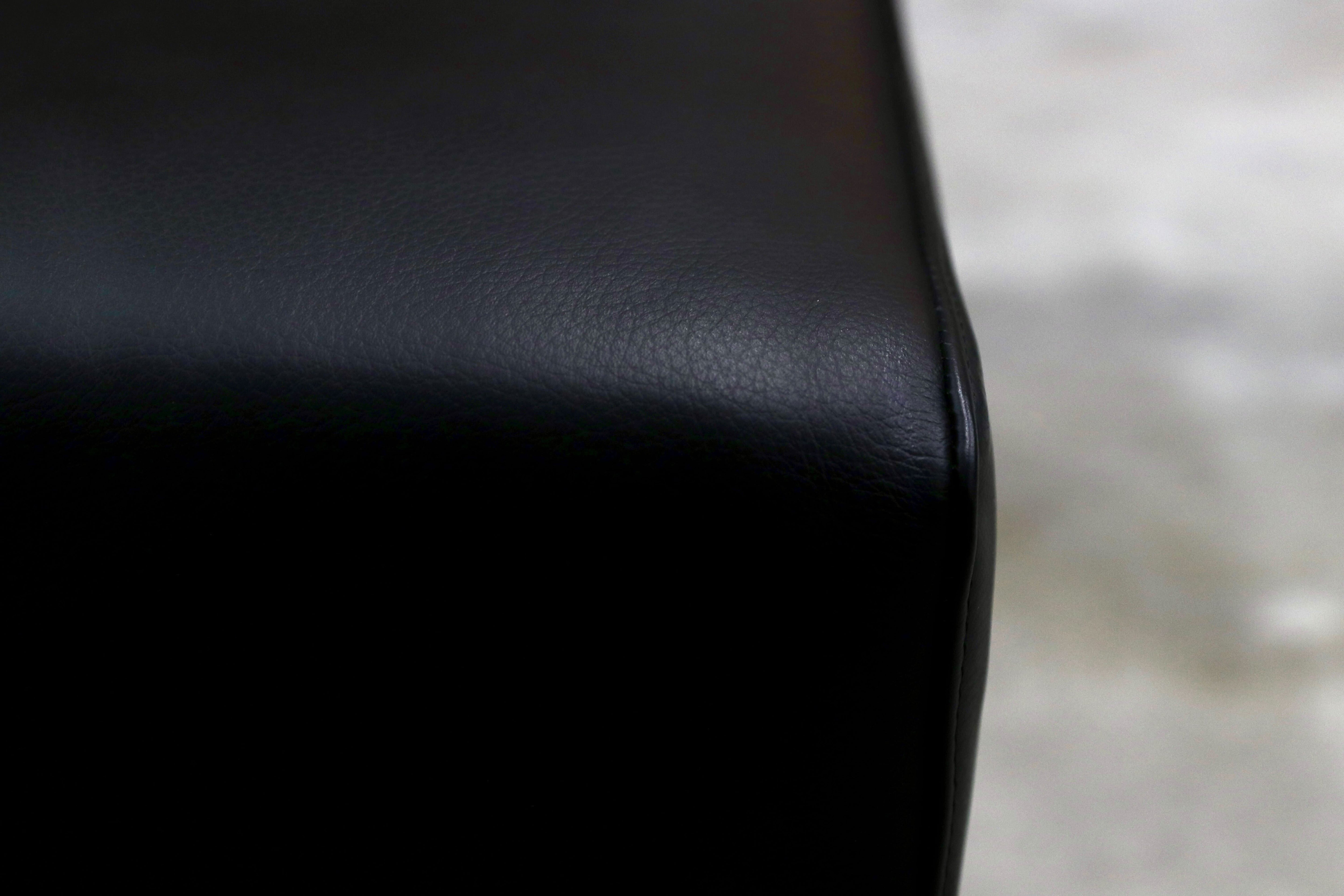 GMHK616○HUKLA / フクラ VALIANT ヴァリアント 本革 レザー オットマン スツール ソファ 黒 定価約43.8万 モデルルーム展示品