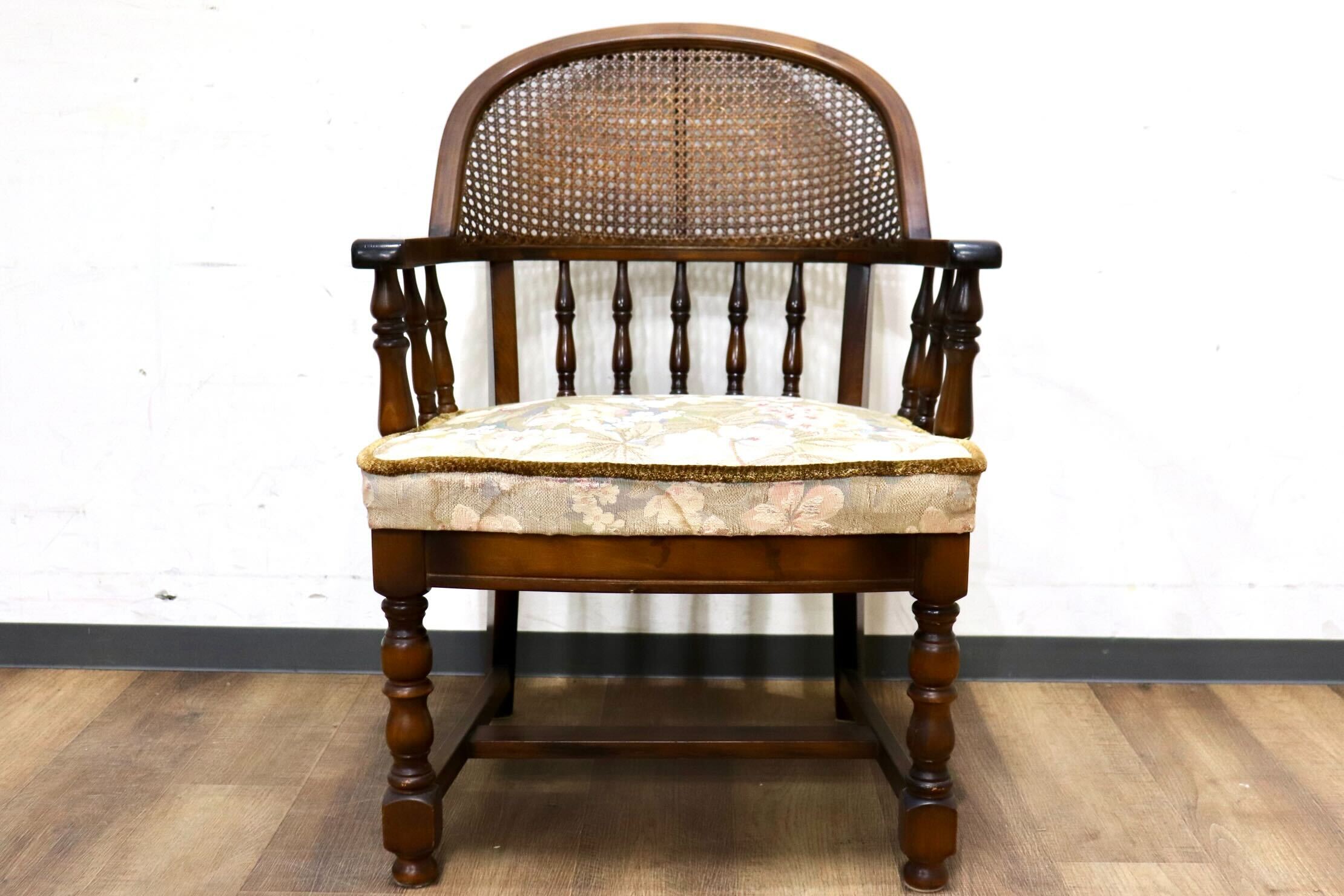 GMHH415A○karimoku / カリモク コロニアル アームチェア 椅子 ラウンジチェア シングルソファ ラタン 国産家具 レトロ ヴィンテージ