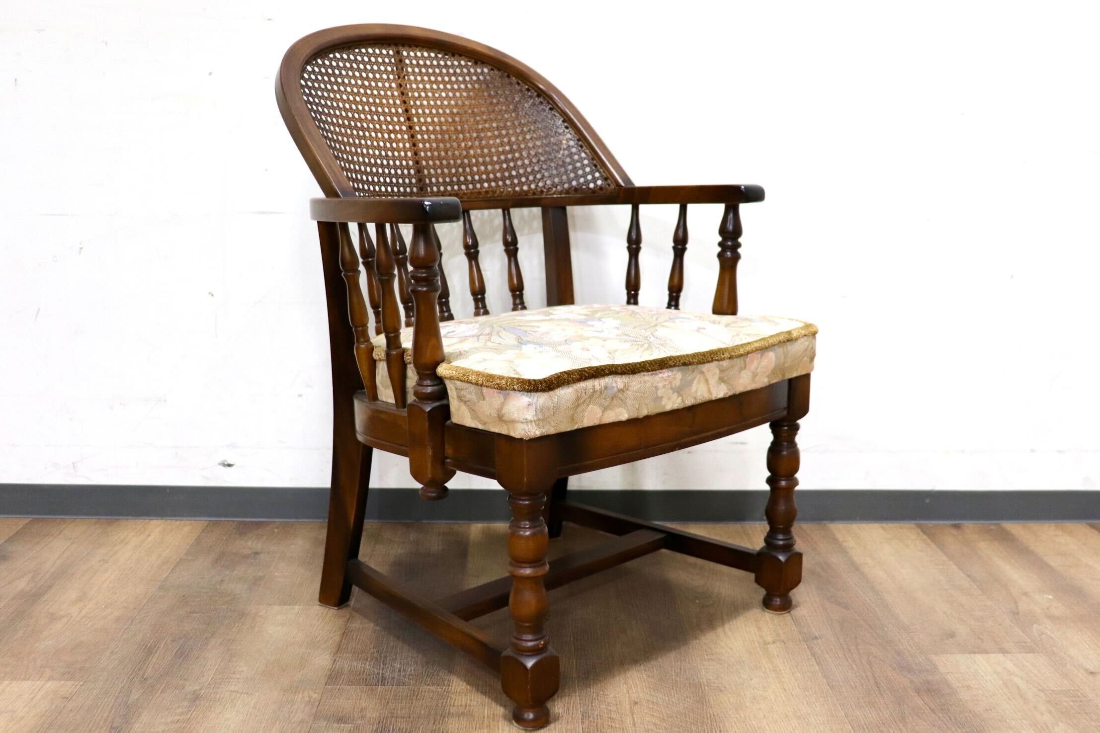 GMHH415A○karimoku / カリモク コロニアル アームチェア 椅子 ラウンジチェア シングルソファ ラタン 国産家具 レトロ ヴィンテージ