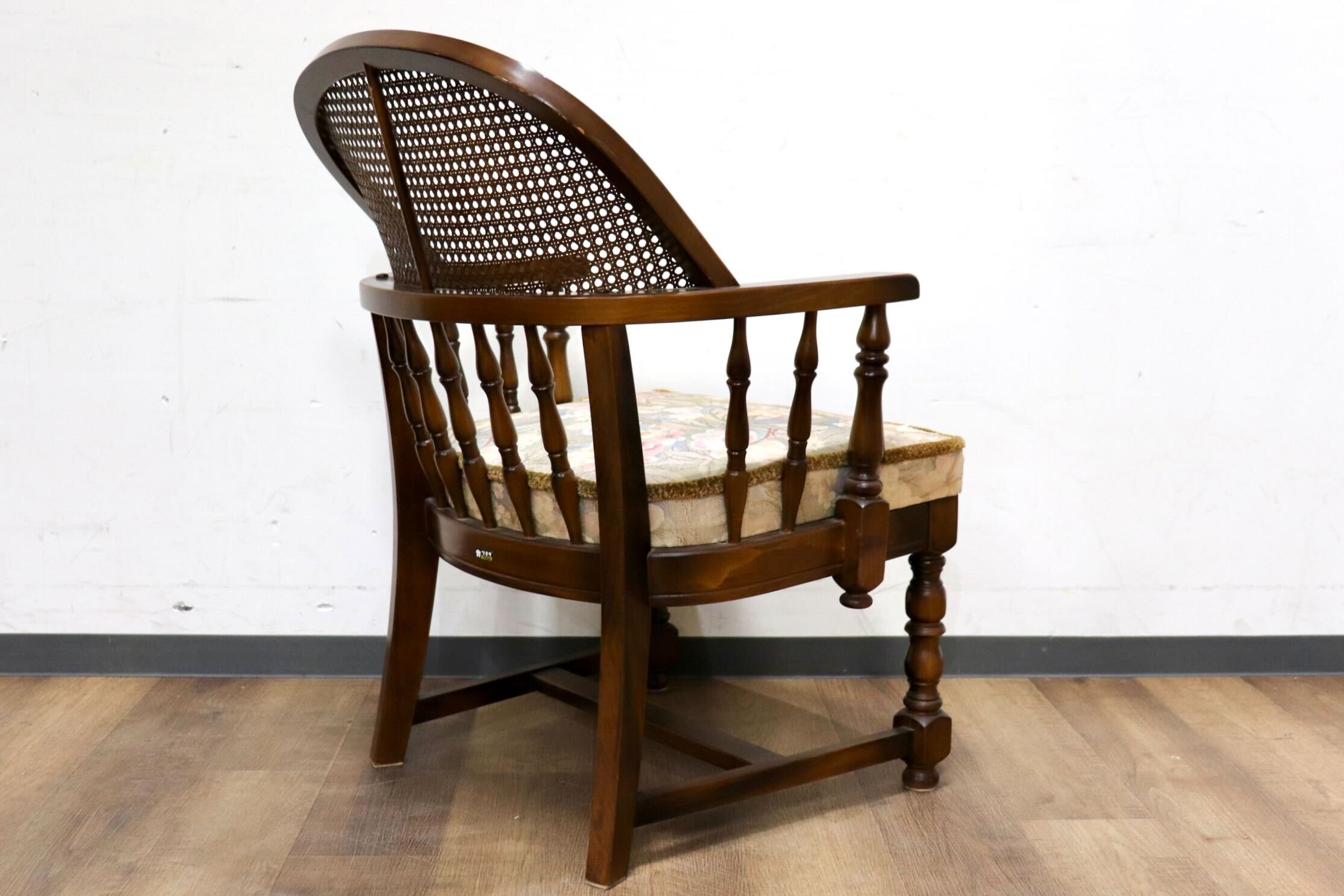 GMHH415A○karimoku / カリモク コロニアル アームチェア 椅子 ラウンジチェア シングルソファ ラタン 国産家具 レトロ ヴィンテージ