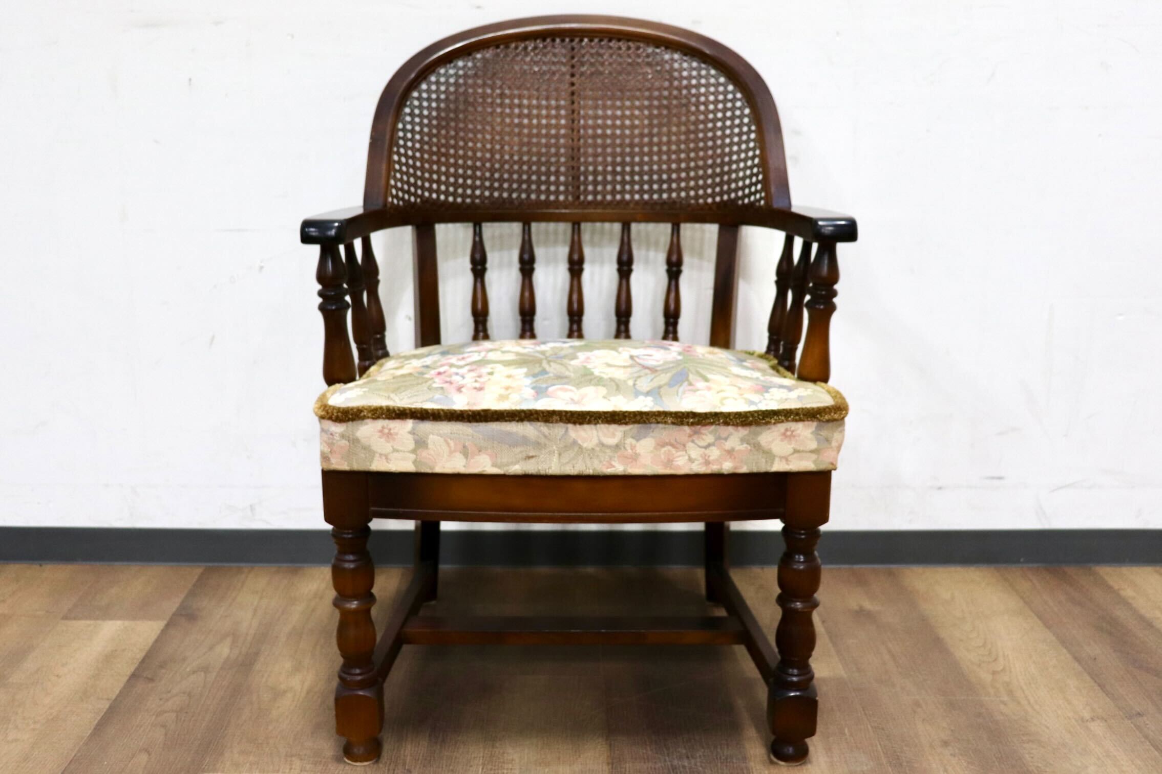 GMHH415B○karimoku / カリモク コロニアル アームチェア 椅子 ラウンジチェア シングルソファ ラタン 国産家具 レトロ ヴィンテージ