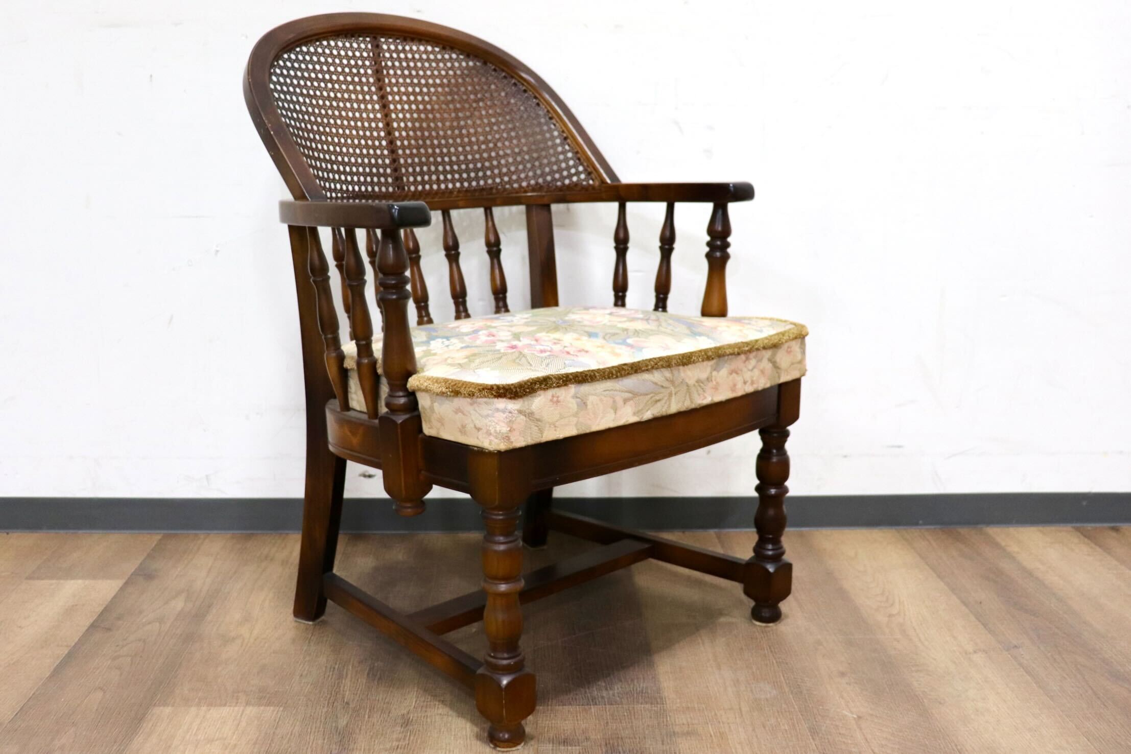 GMHH415B○karimoku / カリモク コロニアル アームチェア 椅子 ラウンジチェア シングルソファ ラタン 国産家具 レトロ ヴィンテージ