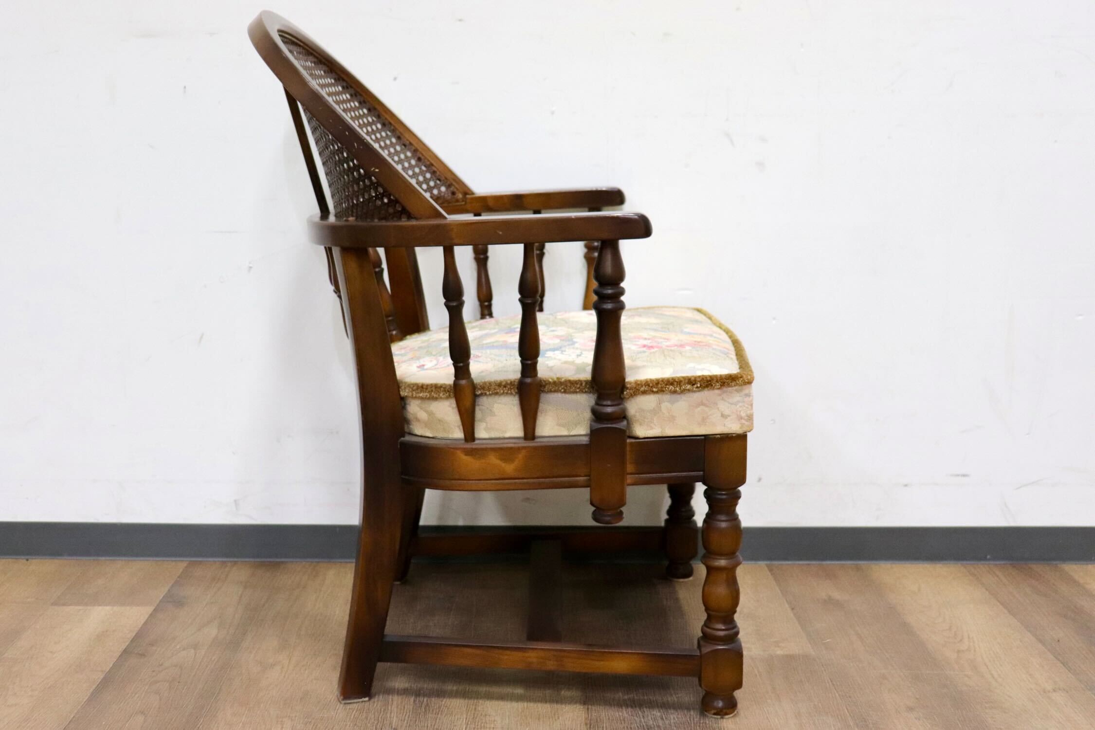 GMHH415B○karimoku / カリモク コロニアル アームチェア 椅子 ラウンジチェア シングルソファ ラタン 国産家具 レトロ ヴィンテージ