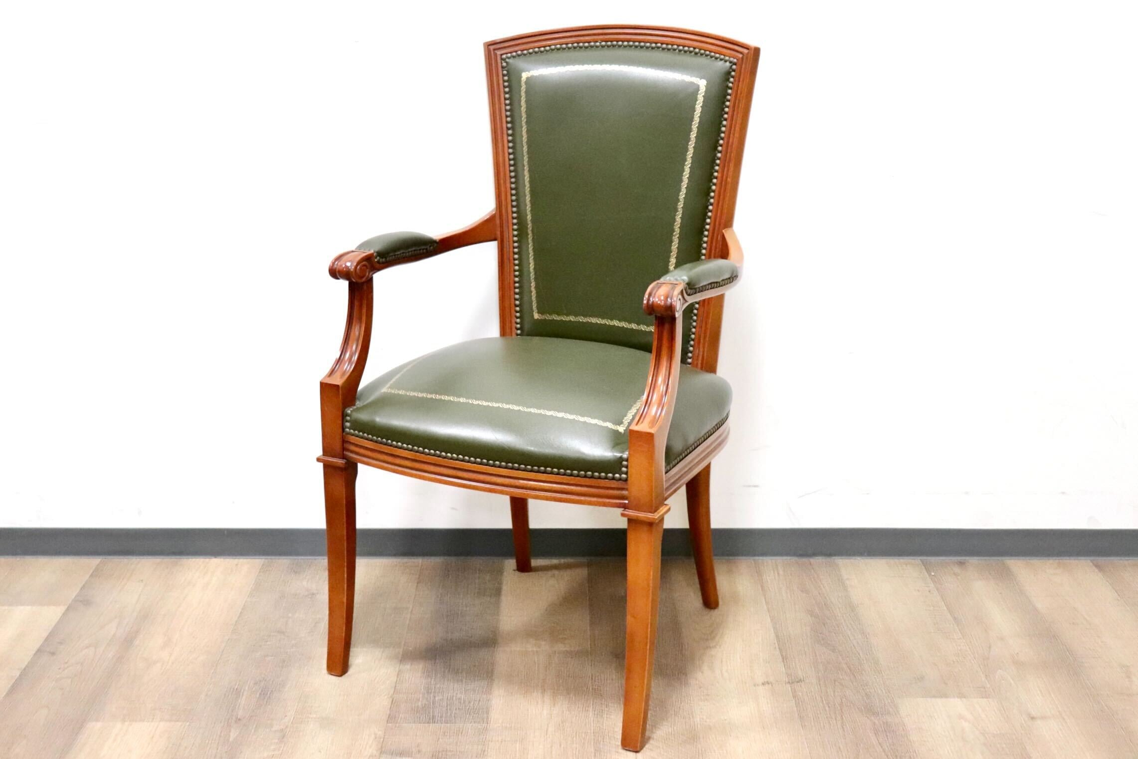 GMHS84A○スペイン製 ダイニングチェア アームチェア 食卓椅子 椅子 チェア 彫刻 鋲打ち レザー アンティーク クラシック ヨーロピアン