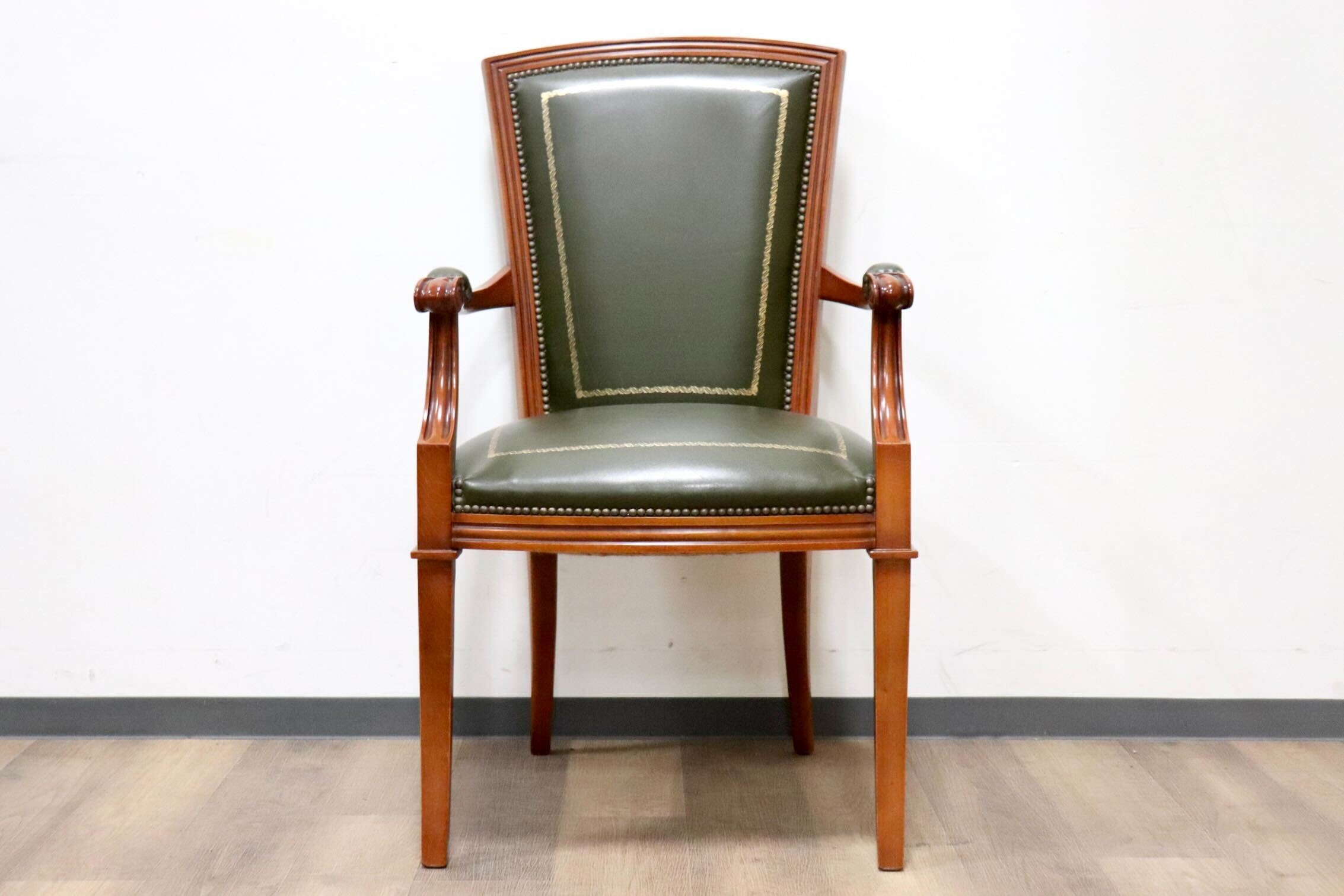 GMHS84A○スペイン製 ダイニングチェア アームチェア 食卓椅子 椅子 チェア 彫刻 鋲打ち レザー アンティーク クラシック ヨーロピアン