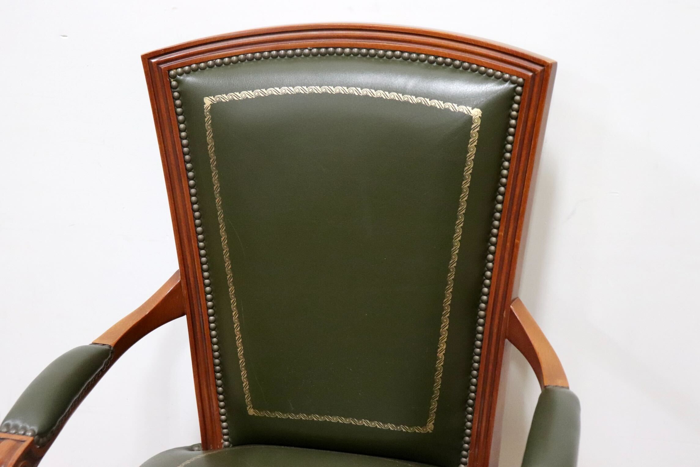 GMHS84A○スペイン製 ダイニングチェア アームチェア 食卓椅子 椅子 チェア 彫刻 鋲打ち レザー アンティーク クラシック ヨーロピアン