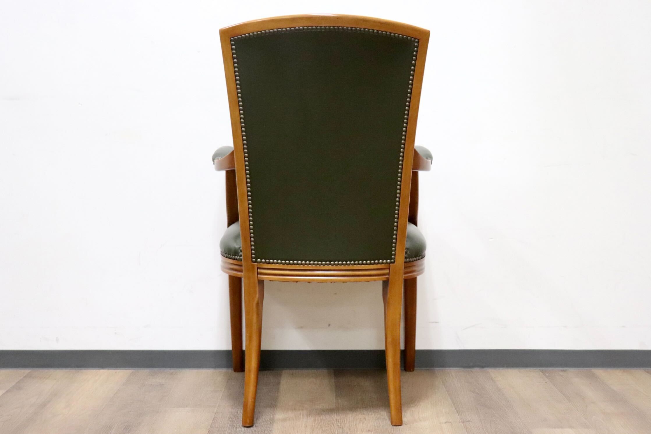 GMHS84A○スペイン製 ダイニングチェア アームチェア 食卓椅子 椅子 チェア 彫刻 鋲打ち レザー アンティーク クラシック ヨーロピアン