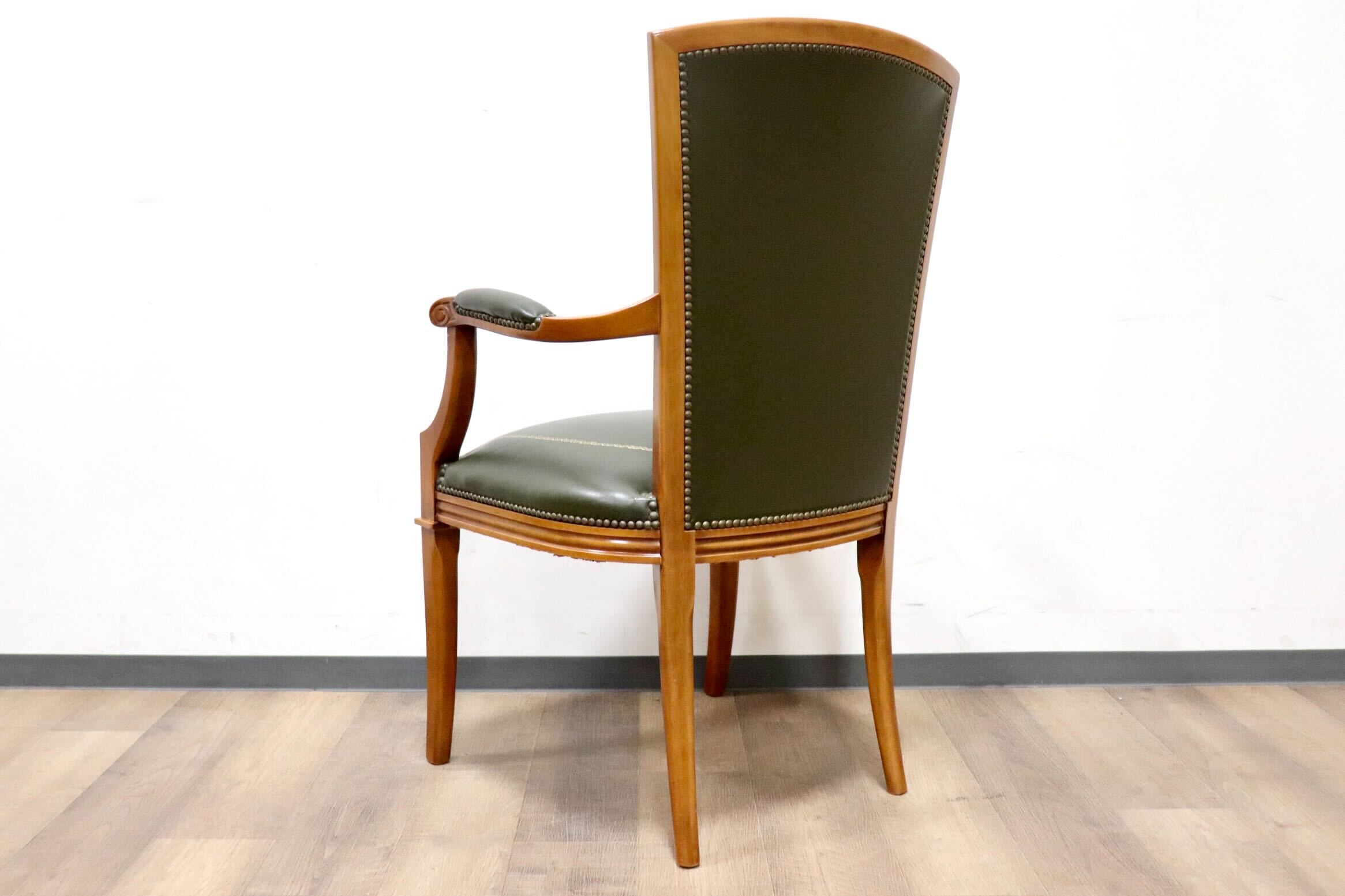 GMHS84A○スペイン製 ダイニングチェア アームチェア 食卓椅子 椅子 チェア 彫刻 鋲打ち レザー アンティーク クラシック ヨーロピアン