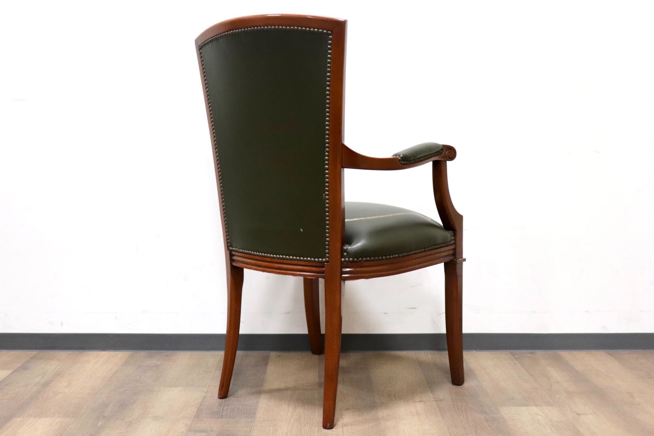 GMHS84B○スペイン製 ダイニングチェア アームチェア 食卓椅子 椅子 チェア 彫刻 鋲打ち レザー アンティーク クラシック ヨーロピアン