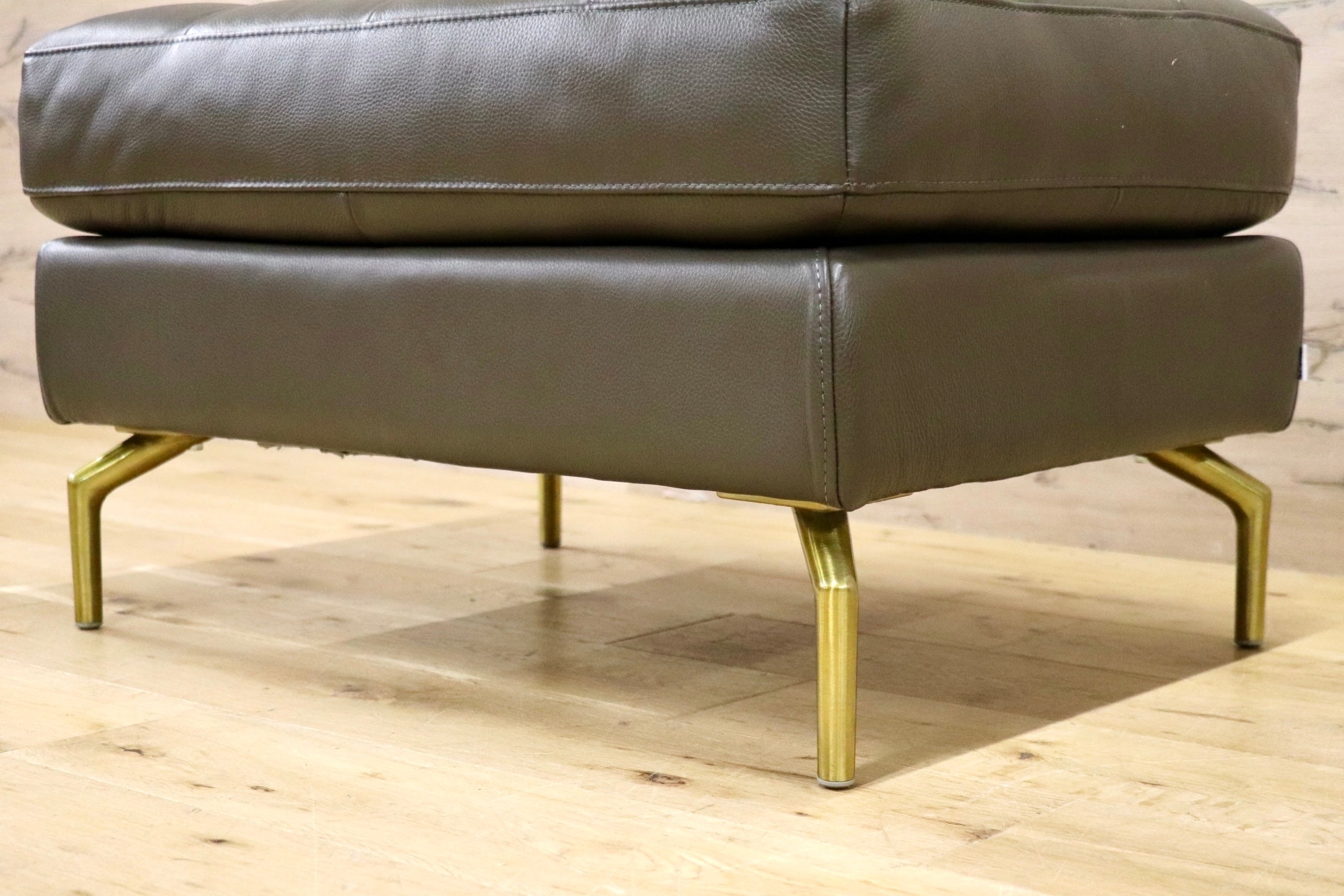 GMJK292A○BoConcept / ボーコンセプト Osaka フットスツール オットマン ブラスレッグスツール ローチェア 本革 北欧モダン