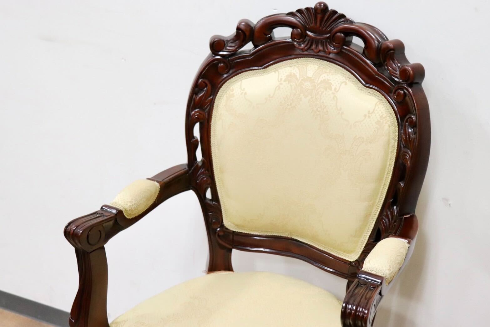 GMGS268C○クロシオ ダイニングチェア アームチェア 椅子 ファブリック マホガニー材 猫脚 彫刻 ヨーロピアン 輸入家具 定価5.8万 展示品