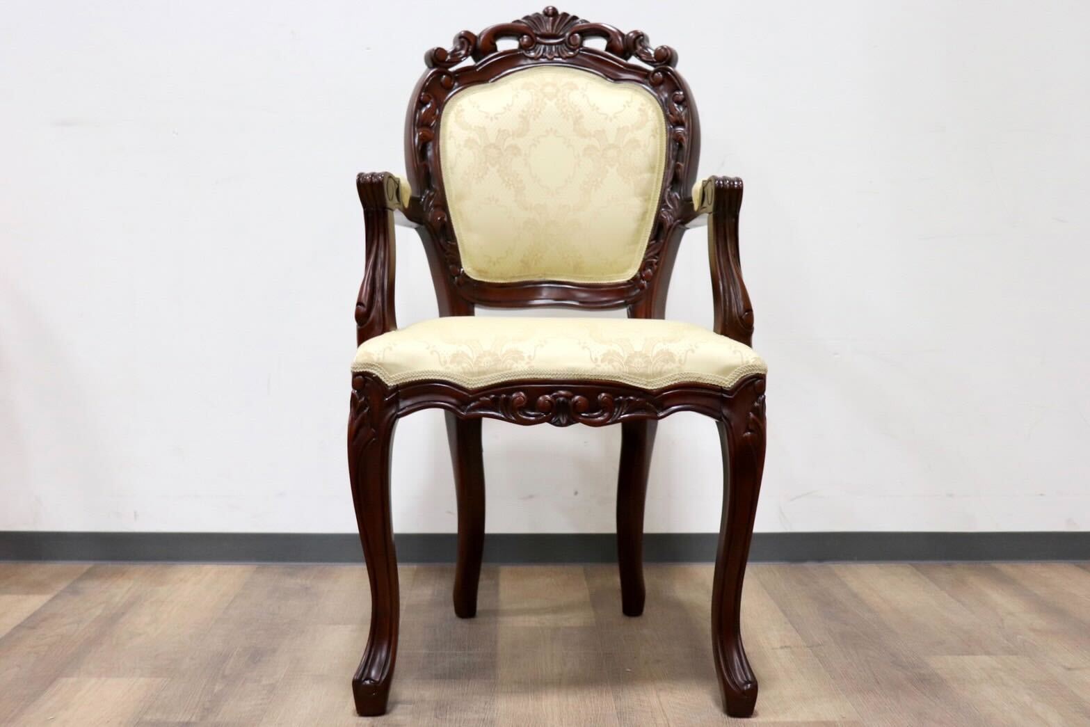 GMGS268C○クロシオ ダイニングチェア アームチェア 椅子 ファブリック マホガニー材 猫脚 彫刻 ヨーロピアン 輸入家具 定価5.8万 展示品