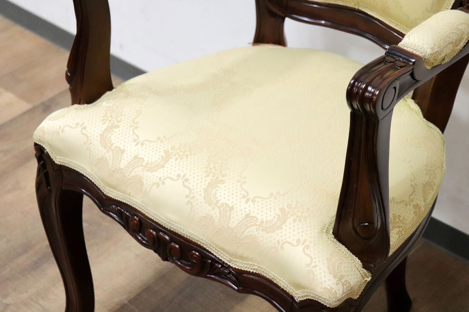 GMGS268C○クロシオ ダイニングチェア アームチェア 椅子 ファブリック マホガニー材 猫脚 彫刻 ヨーロピアン 輸入家具 定価5.8万 展示品