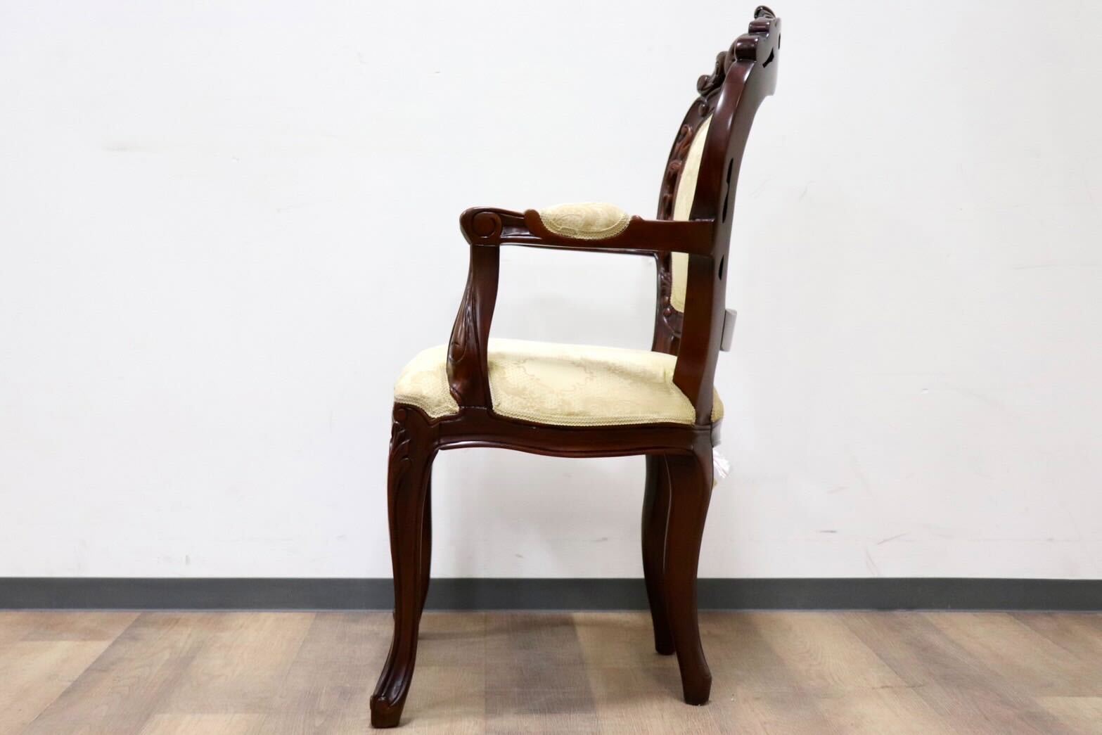 GMGS268C○クロシオ ダイニングチェア アームチェア 椅子 ファブリック マホガニー材 猫脚 彫刻 ヨーロピアン 輸入家具 定価5.8万 展示品