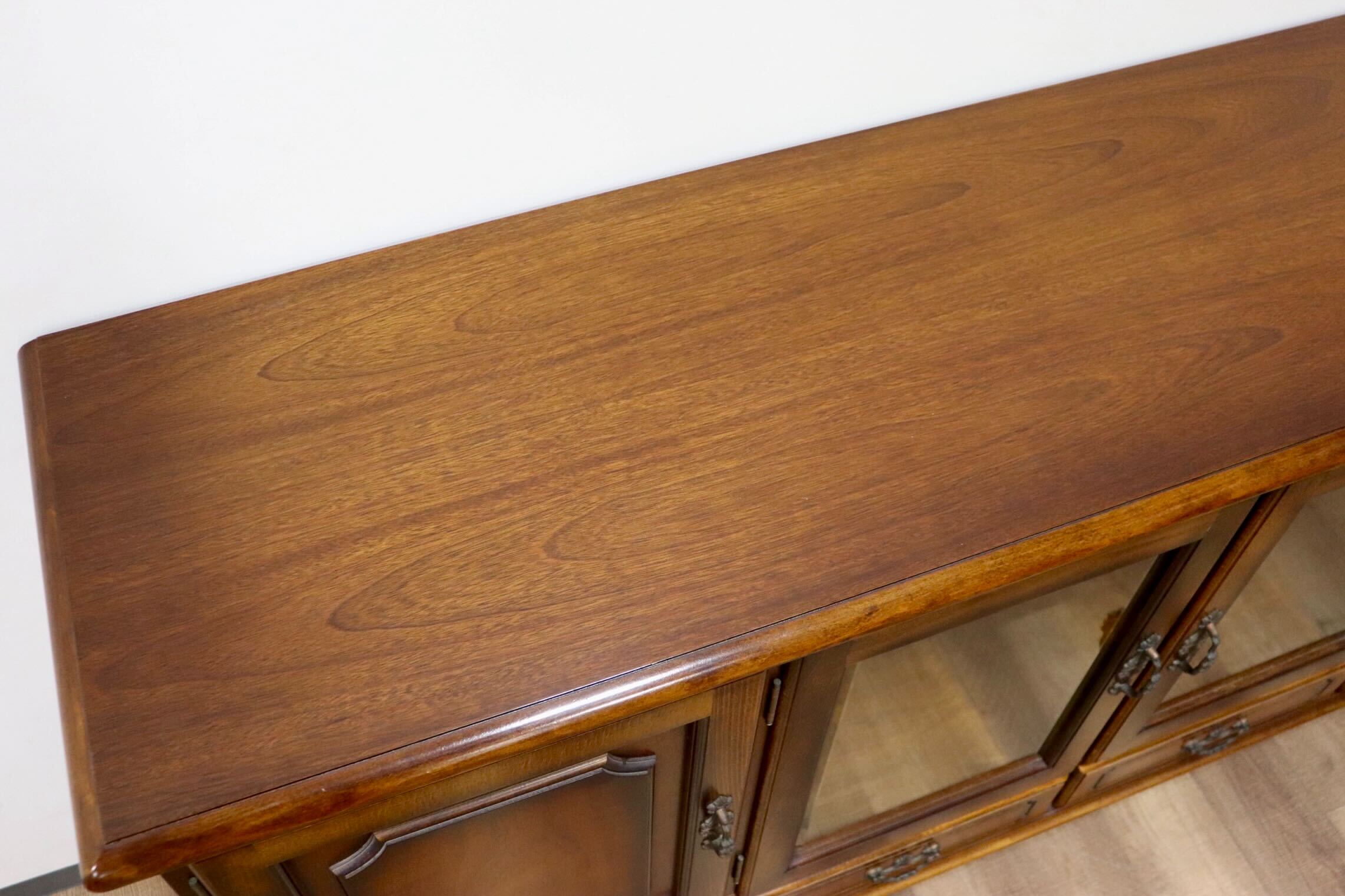 GMGH379○karimoku / カリモク コロニアル サイドボード リビングボード 飾り棚 収納家具 キャビネット カントリー 国産家具 定価約23万