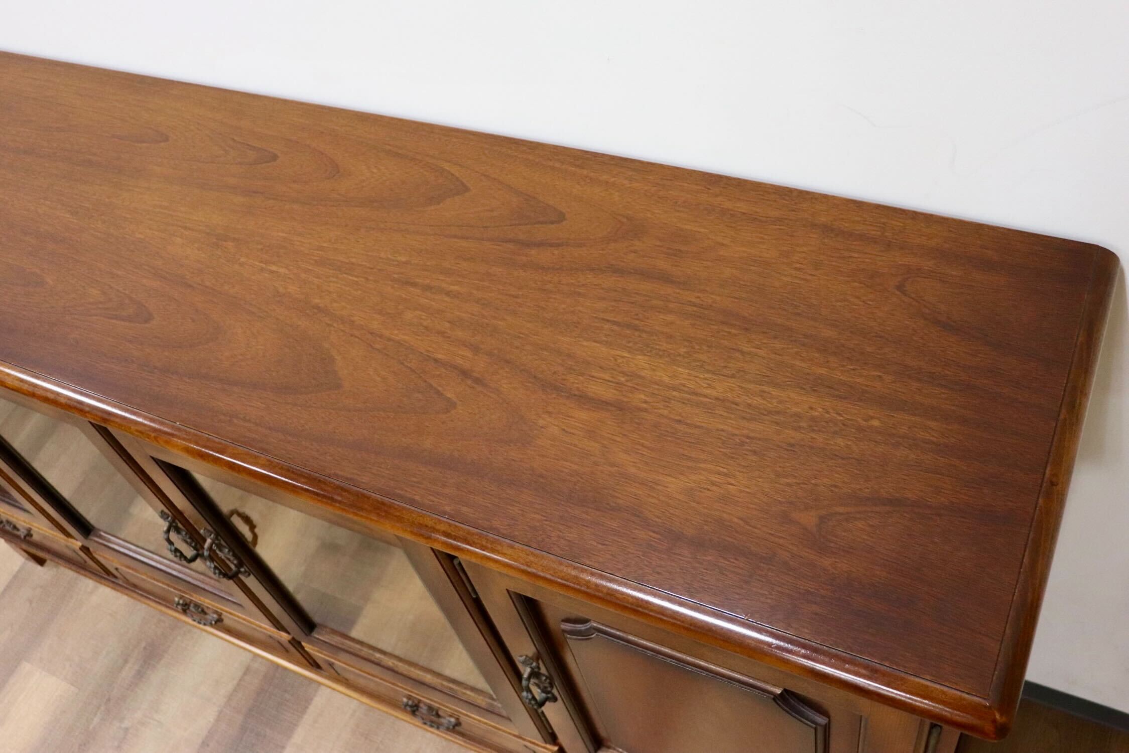 GMGH379○karimoku / カリモク コロニアル サイドボード リビングボード 飾り棚 収納家具 キャビネット カントリー 国産家具 定価約23万