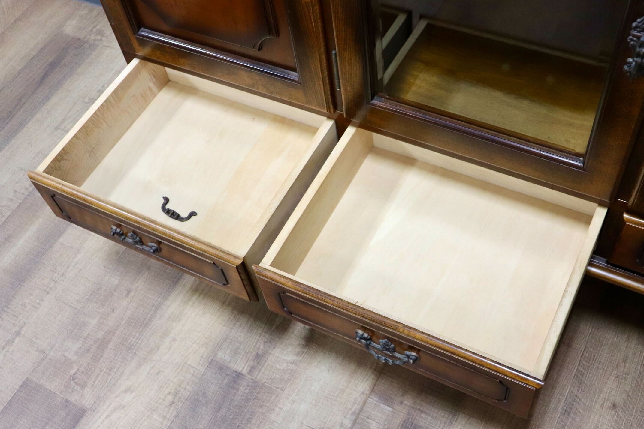 GMGH379○karimoku / カリモク コロニアル サイドボード リビングボード 飾り棚 収納家具 キャビネット カントリー 国産家具 定価約23万