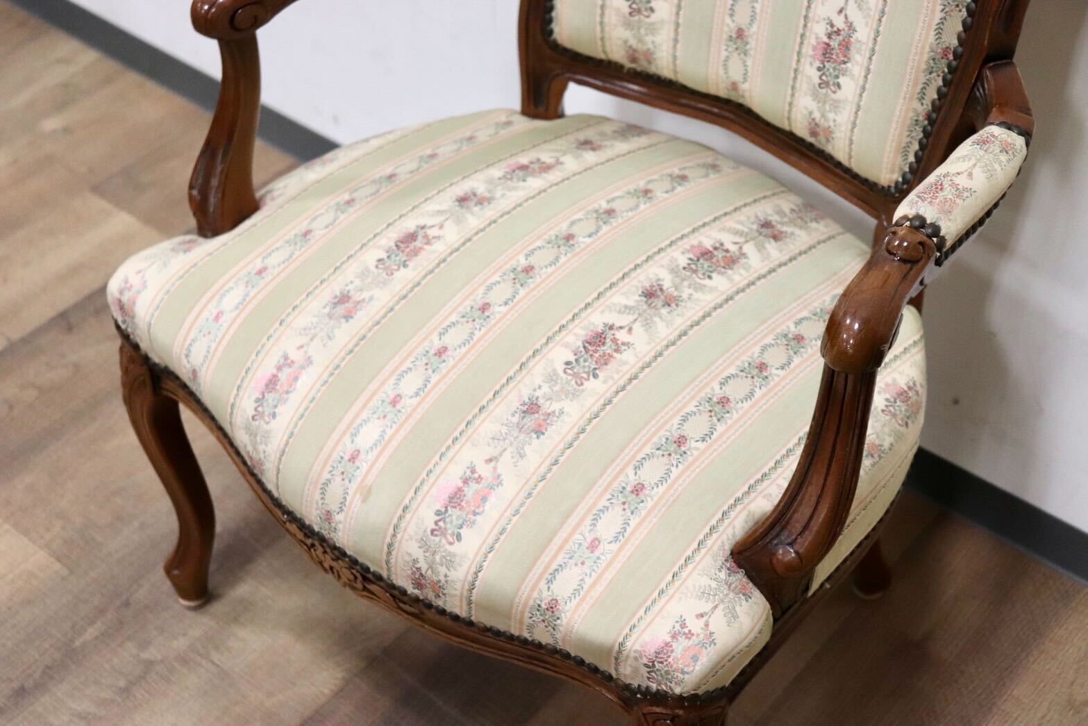 GMGS268E○ヴェローナクラッシック イタリア製 ダイニングチェア 食卓椅子 ファブリック 彫刻 鋲打ち 猫脚 クラシック 定価約6.6万