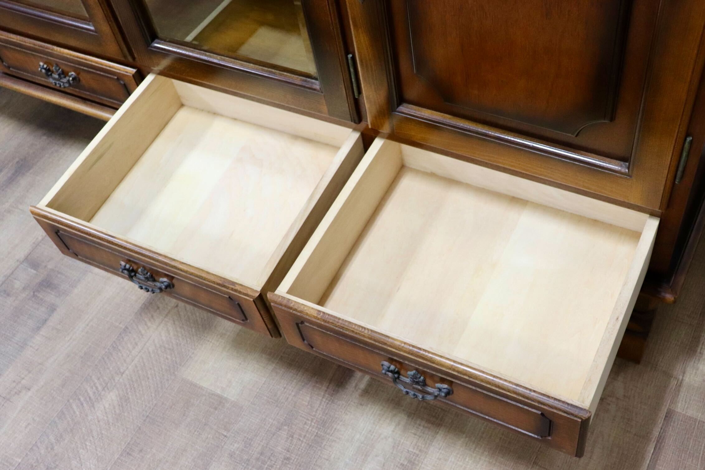 GMGH379○karimoku / カリモク コロニアル サイドボード リビングボード 飾り棚 収納家具 キャビネット カントリー 国産家具 定価約23万