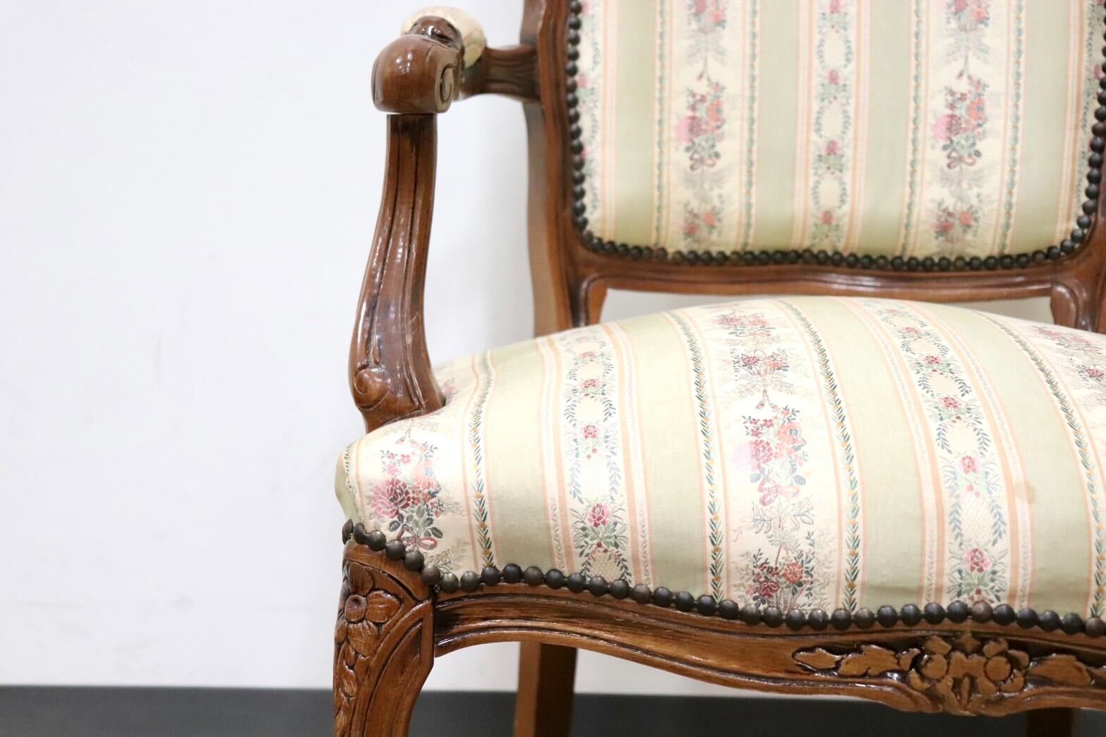 GMGS268E○ヴェローナクラッシック イタリア製 ダイニングチェア 食卓椅子 ファブリック 彫刻 鋲打ち 猫脚 クラシック 定価約6.6万