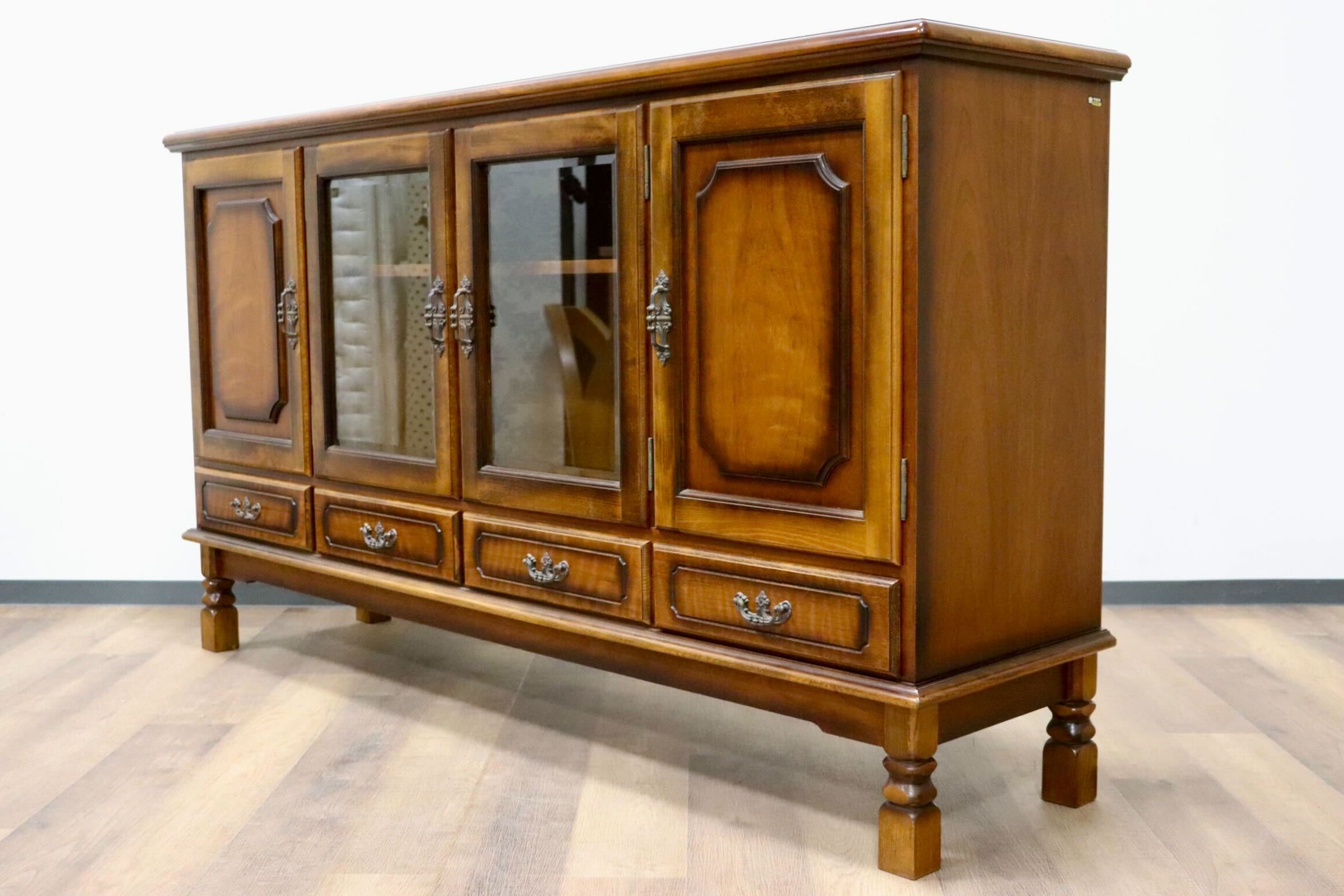 GMGH379○karimoku / カリモク コロニアル サイドボード リビングボード 飾り棚 収納家具 キャビネット カントリー 国産家具 定価約23万