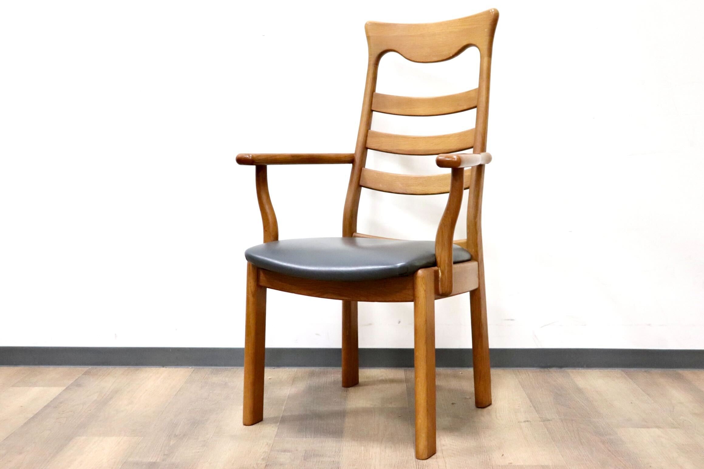 GMHK88A○ACME INDUSTRIES / アクメ インダストリーズ OAKERCOM ヒョウデザイン ダイニングチェア アームチェア 椅子 本革 グレー オーク材