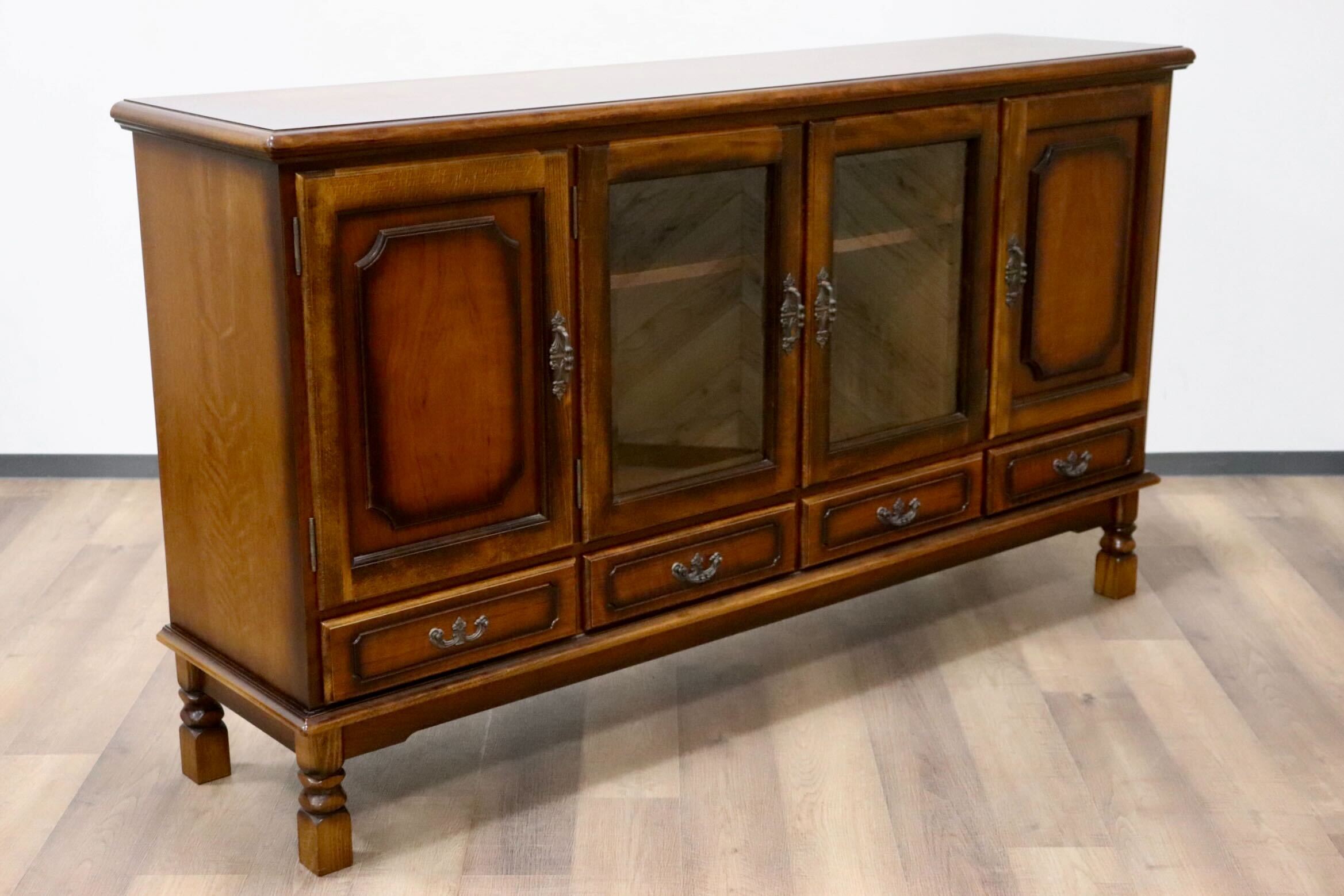 GMGH379○karimoku / カリモク コロニアル サイドボード リビングボード 飾り棚 収納家具 キャビネット カントリー 国産家具 定価約23万