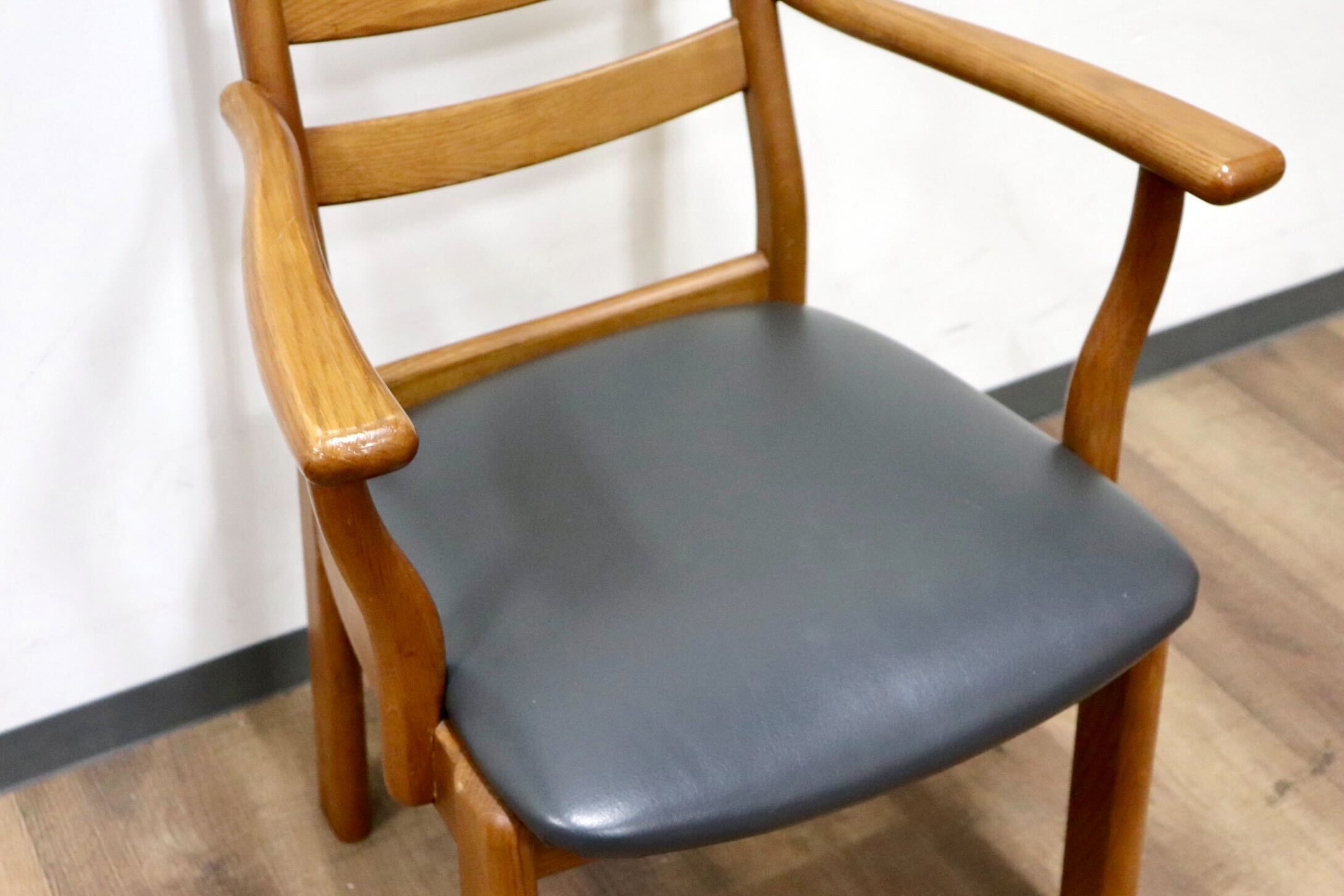 GMHK88A○ACME INDUSTRIES / アクメ インダストリーズ OAKERCOM ヒョウデザイン ダイニングチェア アームチェア 椅子 本革 グレー オーク材