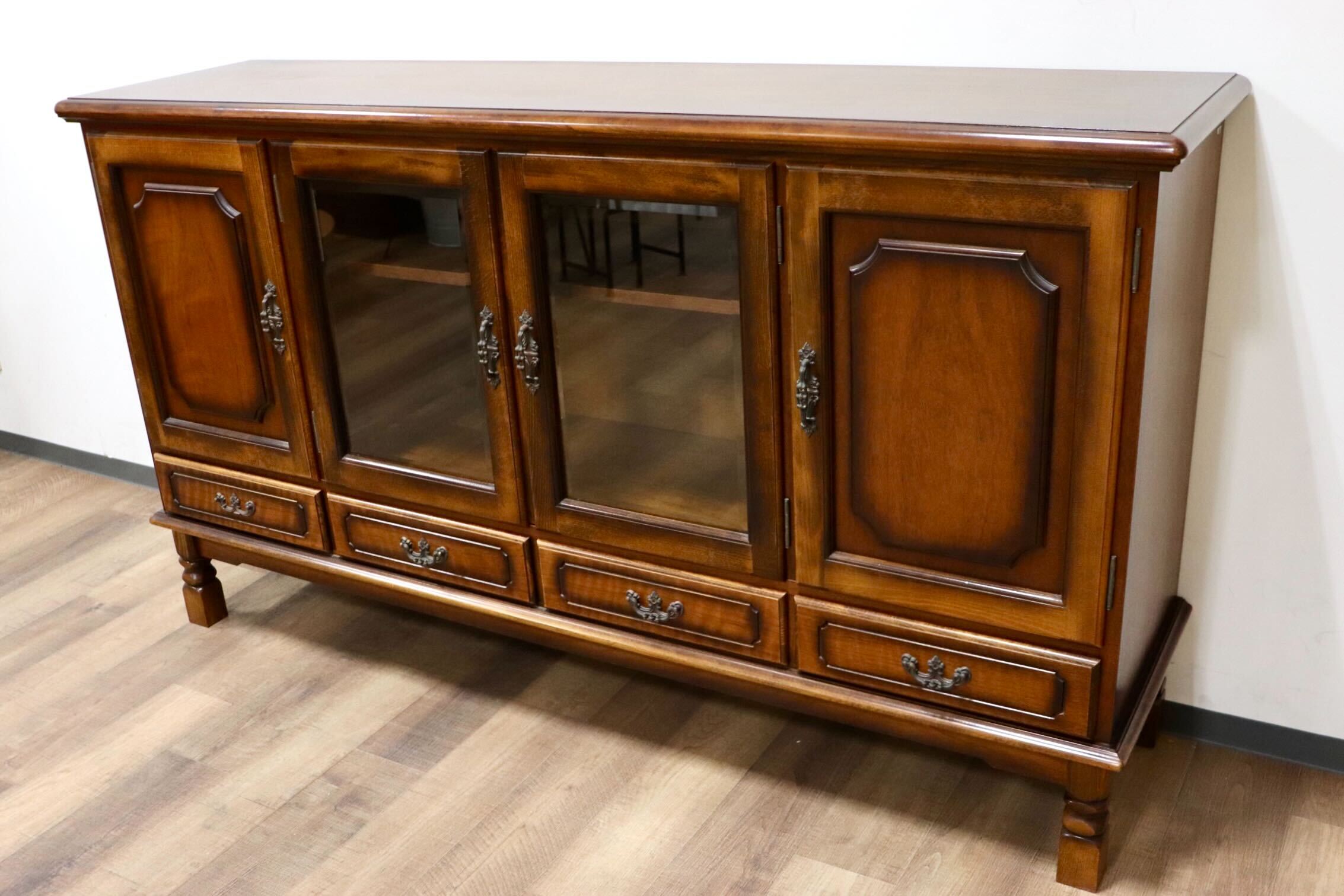 GMGH379○karimoku / カリモク コロニアル サイドボード リビングボード 飾り棚 収納家具 キャビネット カントリー 国産家具 定価約23万