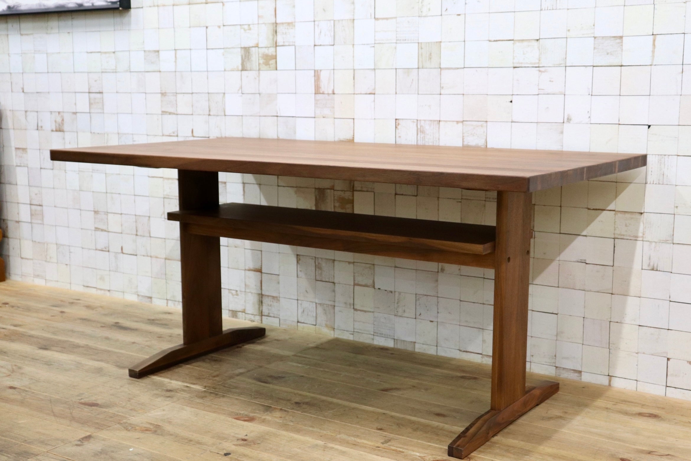 GMJS221C〇関家具 CAIN / カイン ウォールナット無垢材 ダイニングテーブル 棚付き 4~6人掛け ブラウン 木製 食卓テーブル 定価9.9万
