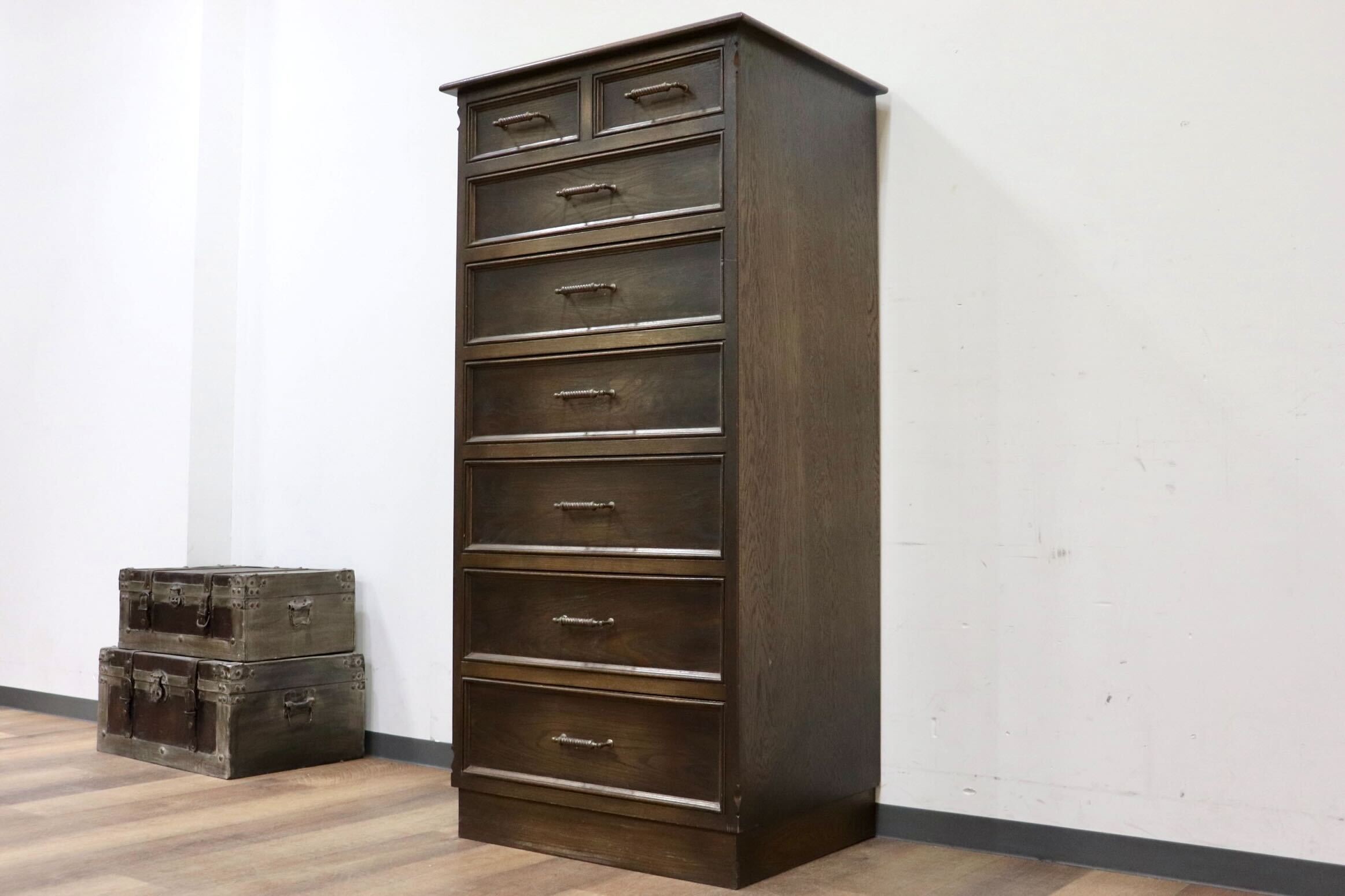 GMHK858○神戸家具 洋家具 7段チェスト 整理箪笥 収納家具 彫刻 鉄金具 オーク材 クラシカル 和製ヴィンテージ アンティーク 検)永田良介