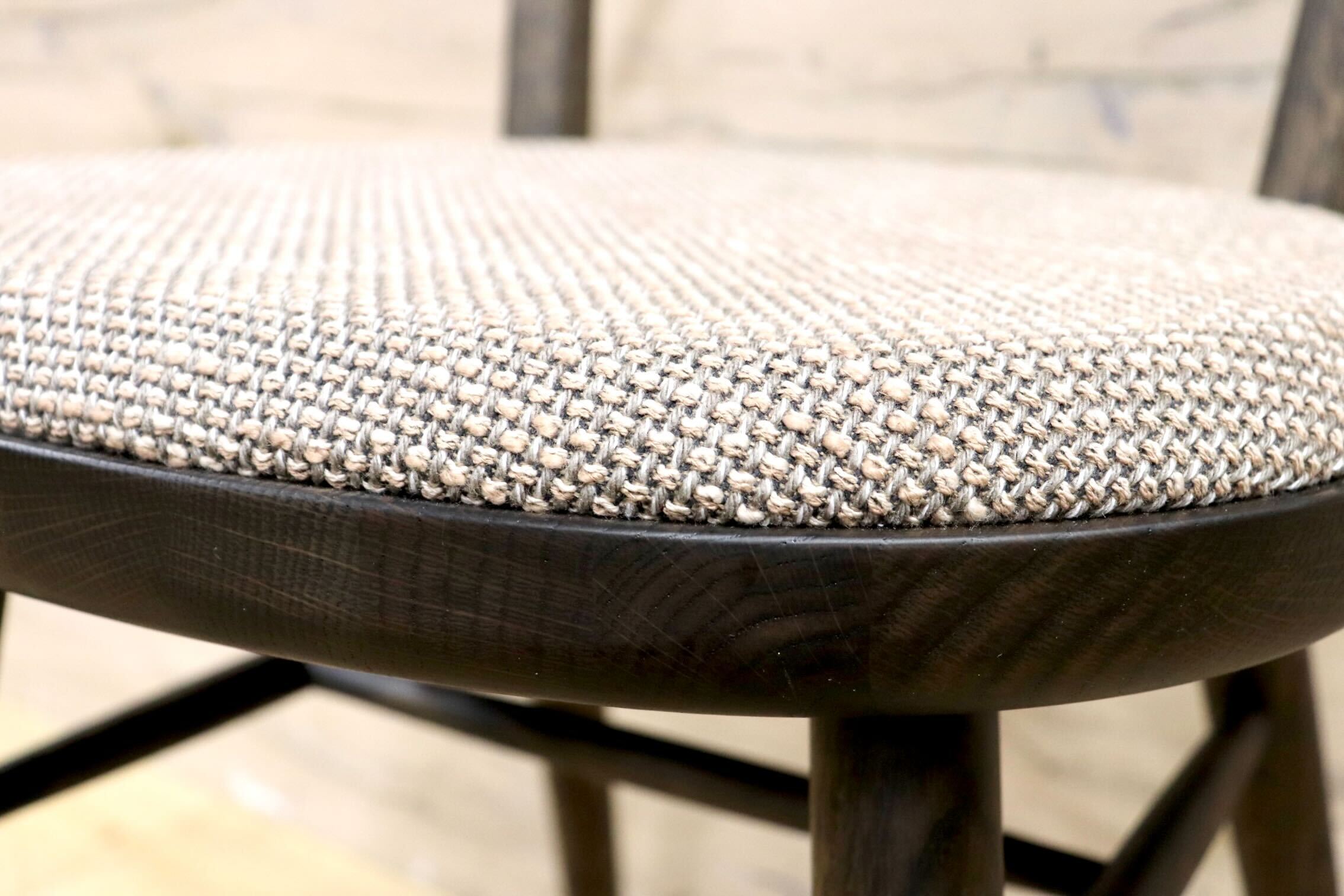 GMIS304B○karimoku / カリモク omi ダイニングチェア アームレスチェア 椅子 ナラ材 ファブリック 藤森泰司 展示品