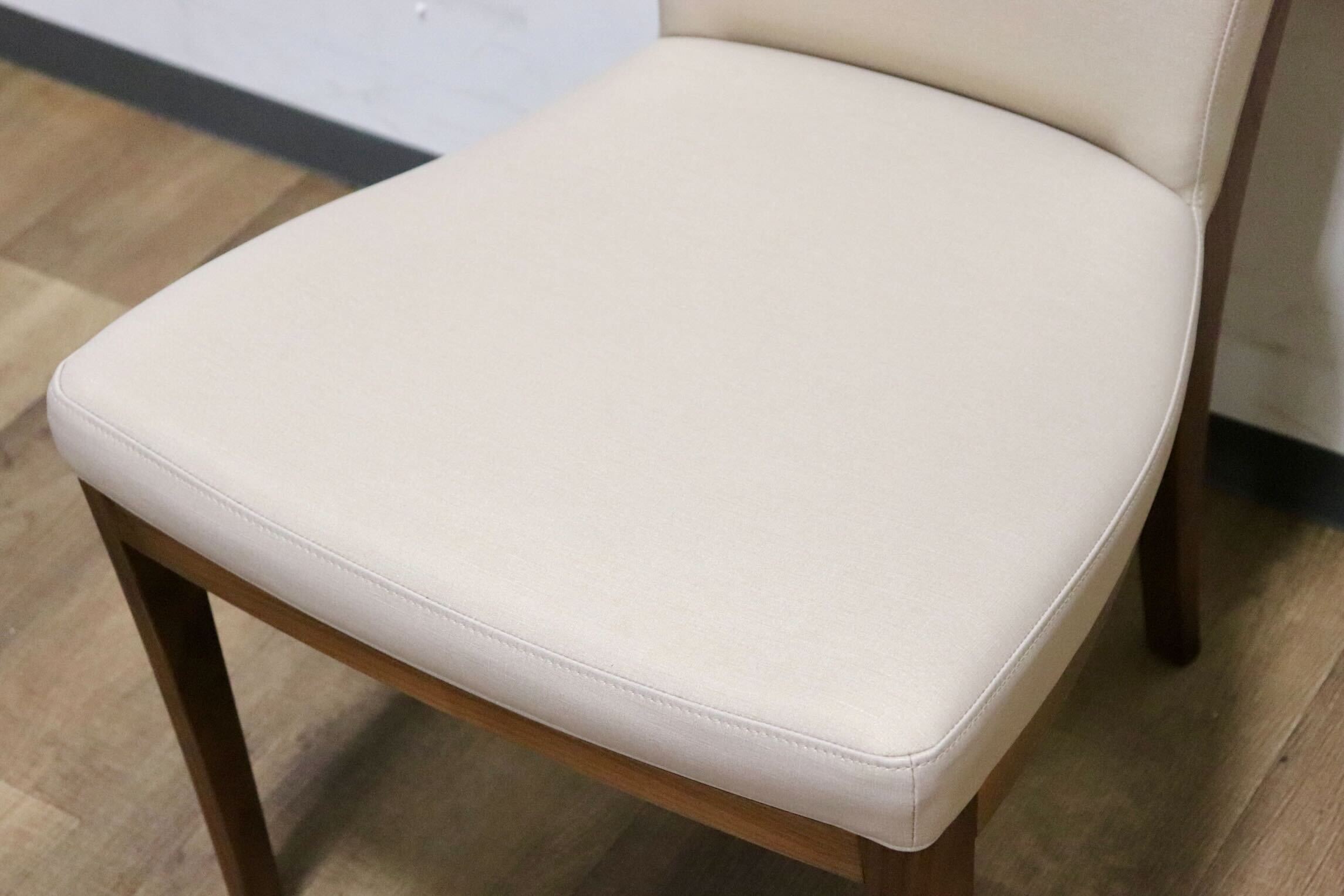 GMHH209A○karimoku / カリモク CT7855 ダイニングチェア 食卓椅子 アームレスチェア 椅子 合皮 国産家具 モダン 定価約8.1万 展示品