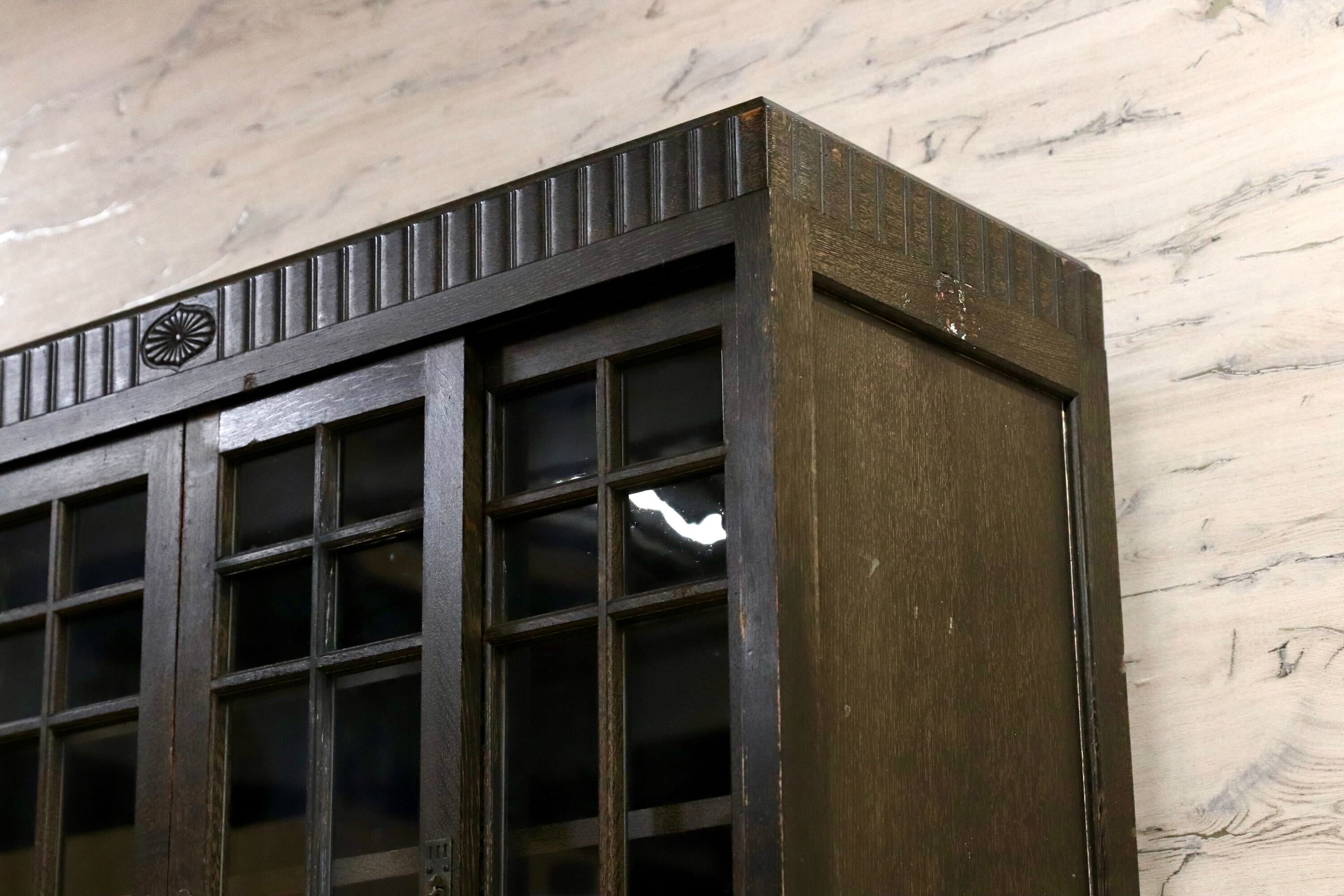 GMIS425○超稀少 三越家具 十六八重表菊 明治〜昭和初期 食器棚 キャビネット 飾り棚 楢材 和製アンティーク 水屋棚 和家具 ヴィンテージ