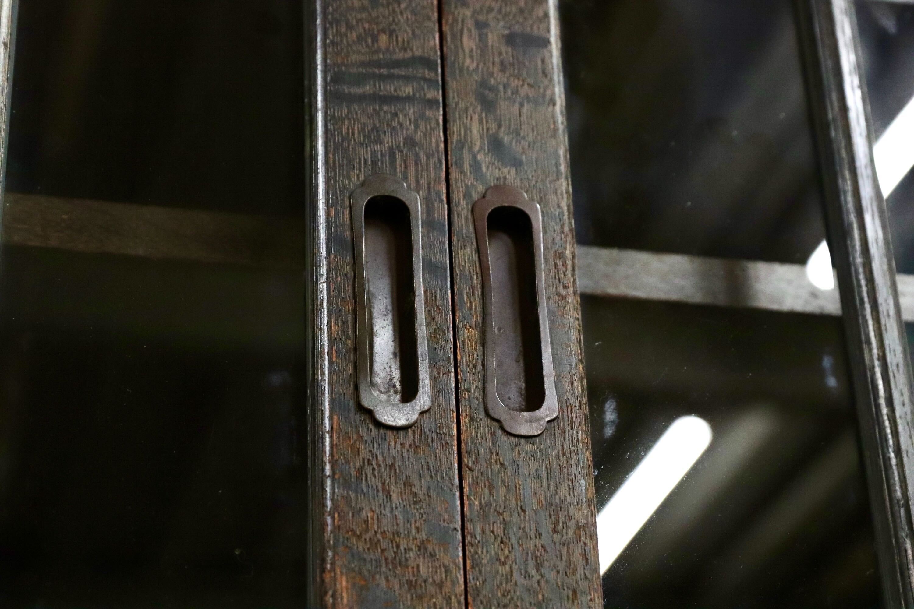 GMIS425○超稀少 三越家具 十六八重表菊 明治〜昭和初期 食器棚 キャビネット 飾り棚 楢材 和製アンティーク 水屋棚 和家具 ヴィンテージ