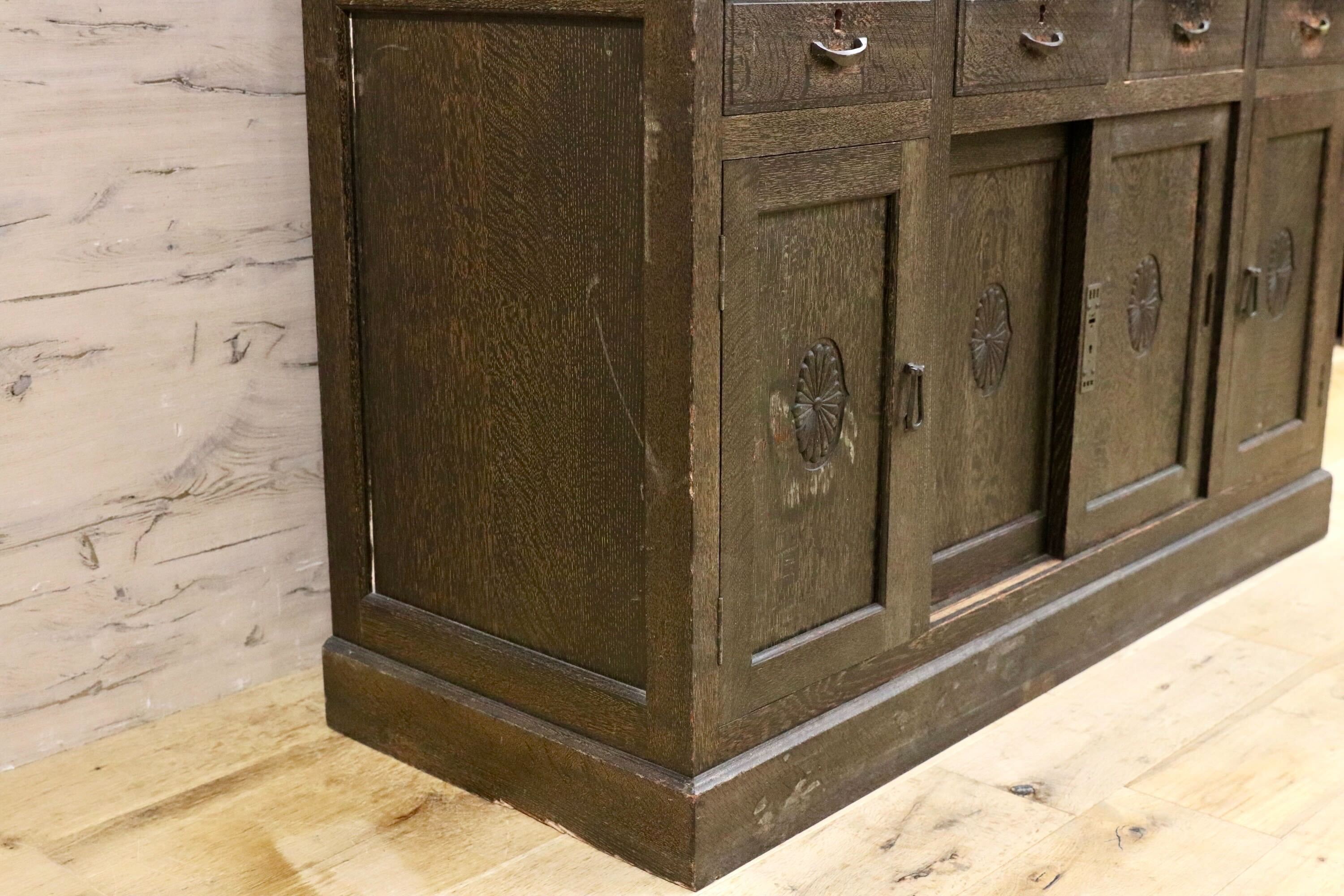 GMIS425○超稀少 三越家具 十六八重表菊 明治〜昭和初期 食器棚 キャビネット 飾り棚 楢材 和製アンティーク 水屋棚 和家具 ヴィンテージ