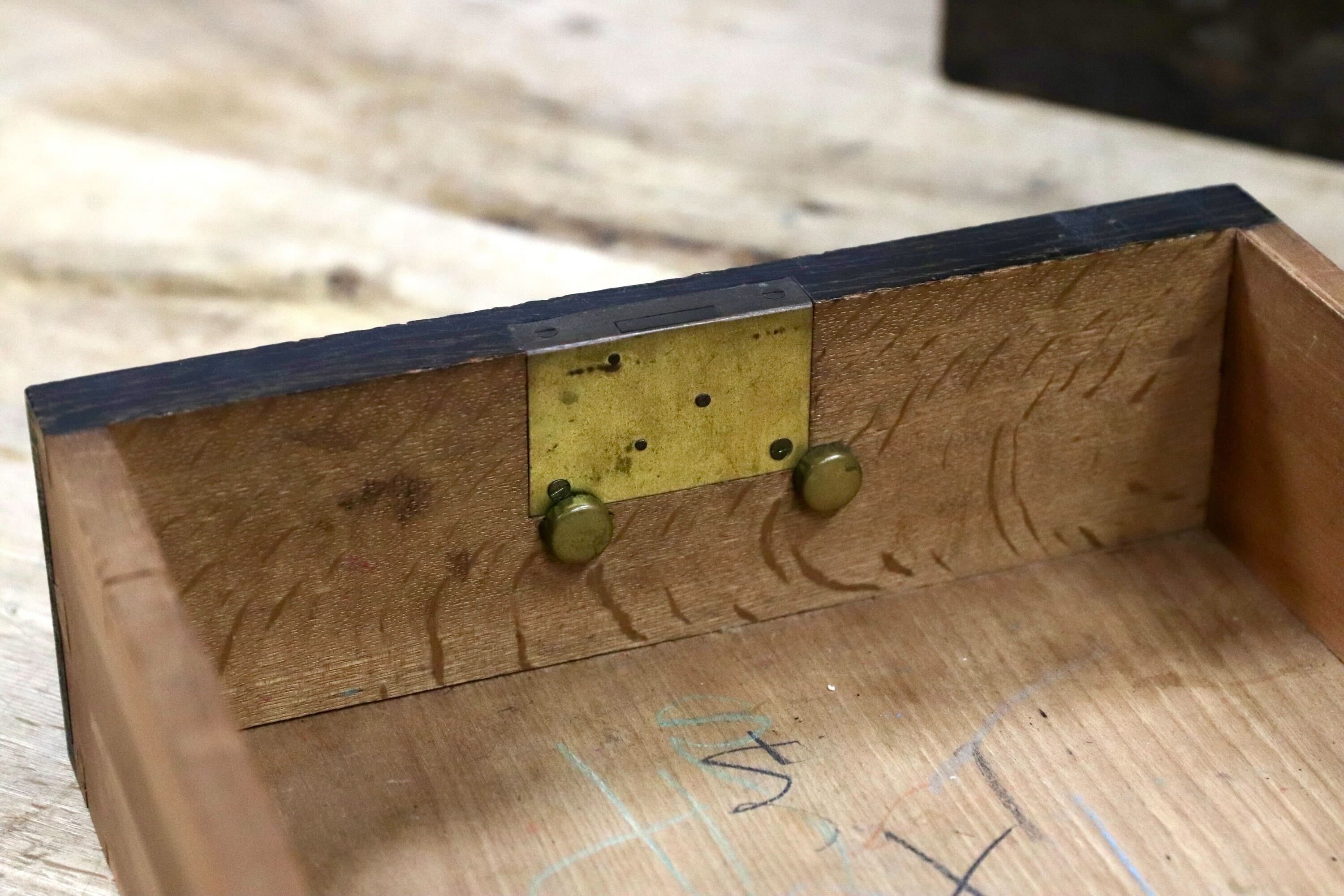 GMIS425○超稀少 三越家具 十六八重表菊 明治〜昭和初期 食器棚 キャビネット 飾り棚 楢材 和製アンティーク 水屋棚 和家具 ヴィンテージ