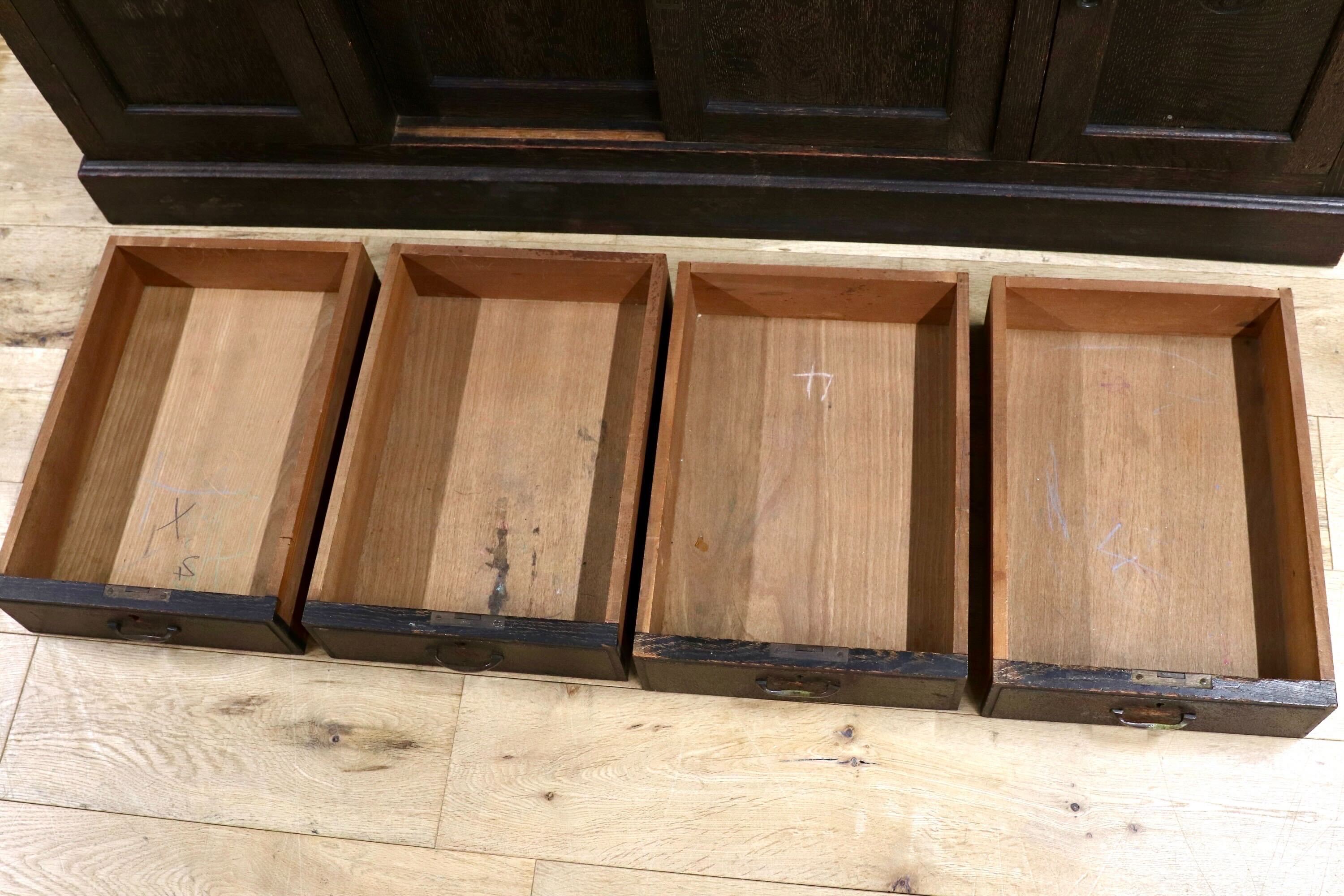 GMIS425○超稀少 三越家具 十六八重表菊 明治〜昭和初期 食器棚 キャビネット 飾り棚 楢材 和製アンティーク 水屋棚 和家具 ヴィンテージ