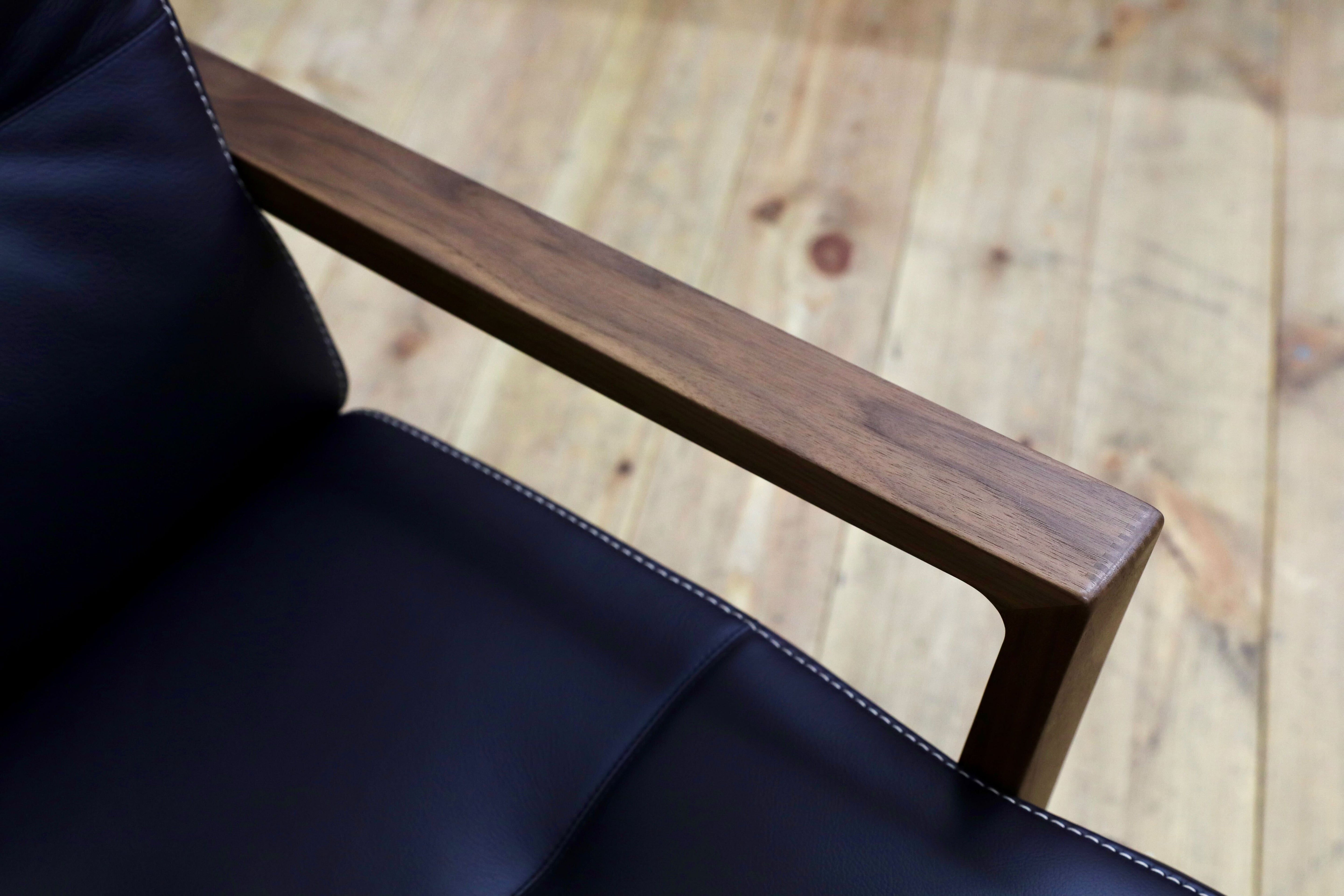 GMIS426A○karimoku / カリモク ZU16 1人掛けソファ シングルソファ アームチェア ウォールナット 本革 レザー ネイビー色 定価約16.7万