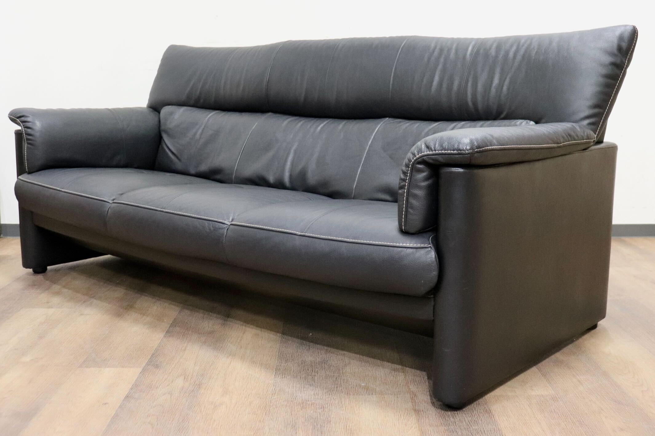 GMHH372○Chitano / チターノ Z1810 karimoku カリモク 3人掛けソファ トリプルソファ 長椅子 本革 ブラック モダン 国産家具