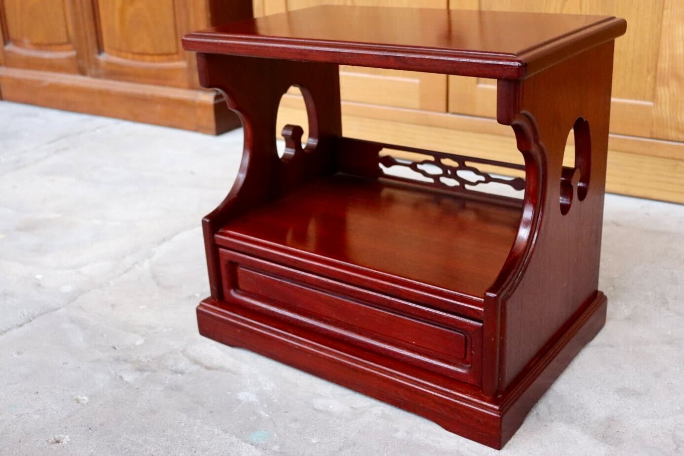 GMIS42A○置床 和家具 レトロ 和モダン 木製 小棚 天然木 透かし彫り 飾り棚 飾り台 引き出し 花台 和製家具