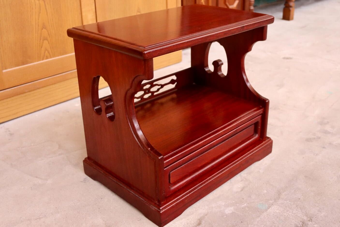 GMIS42A○置床 和家具 レトロ 和モダン 木製 小棚 天然木 透かし彫り 飾り棚 飾り台 引き出し 花台 和製家具