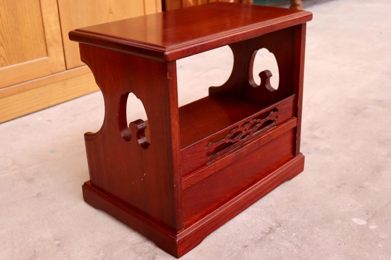 GMIS42A○置床 和家具 レトロ 和モダン 木製 小棚 天然木 透かし彫り 飾り棚 飾り台 引き出し 花台 和製家具