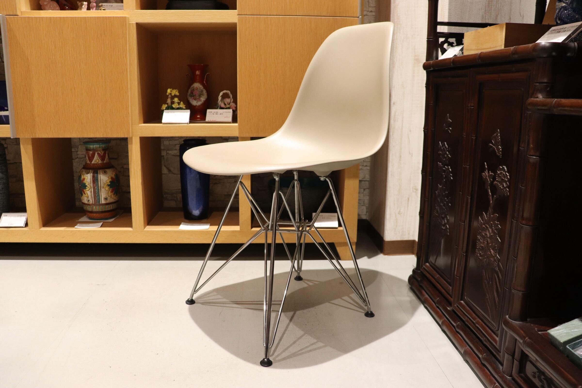 GMIK702○HermanMiller / ハーマンミラー イームズプラスチックチェア サイドシェルチェア ベージュ 定価約5.3万 展示品