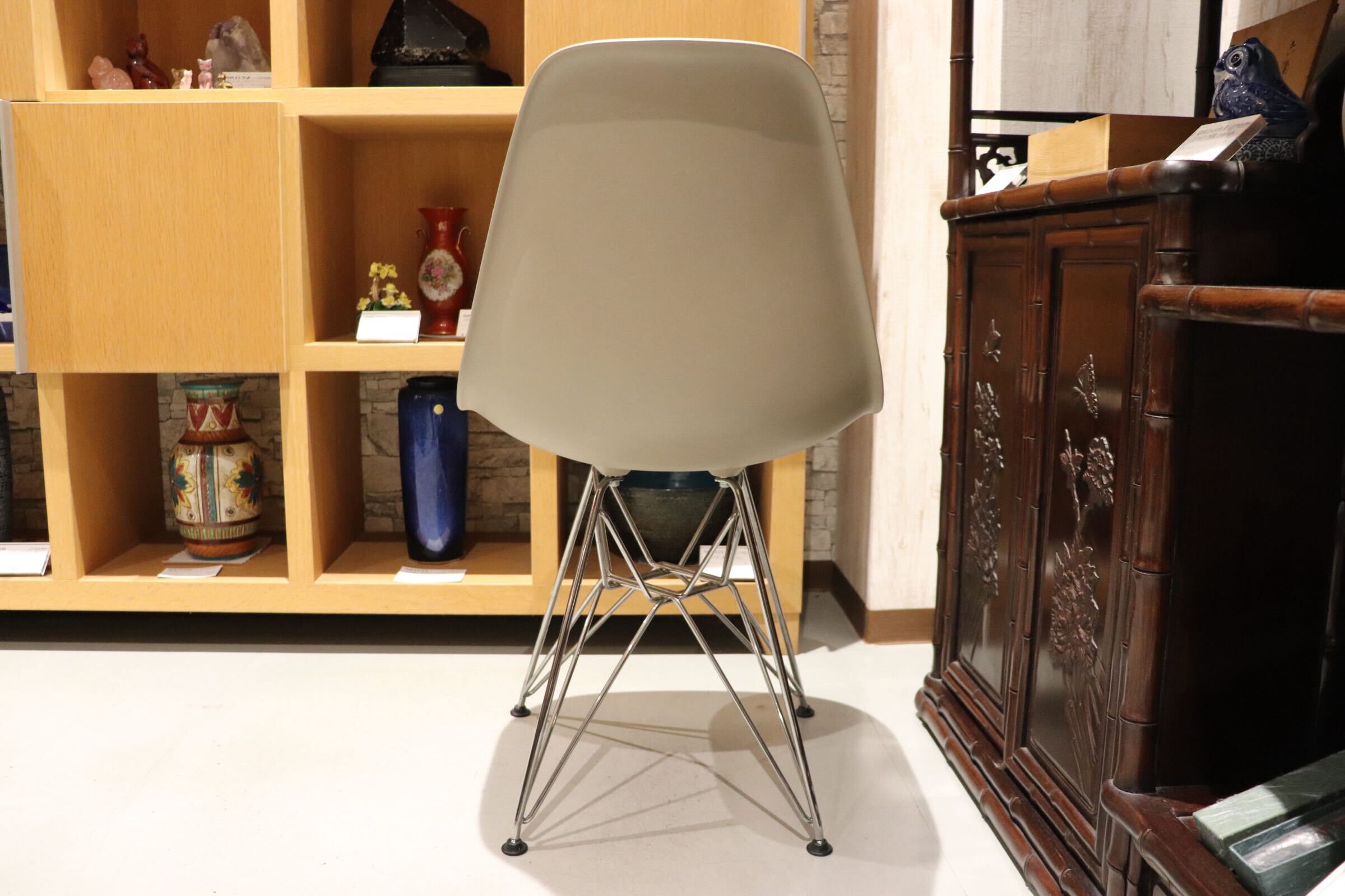 GMIK702○HermanMiller / ハーマンミラー イームズプラスチックチェア サイドシェルチェア ベージュ 定価約5.3万 展示品