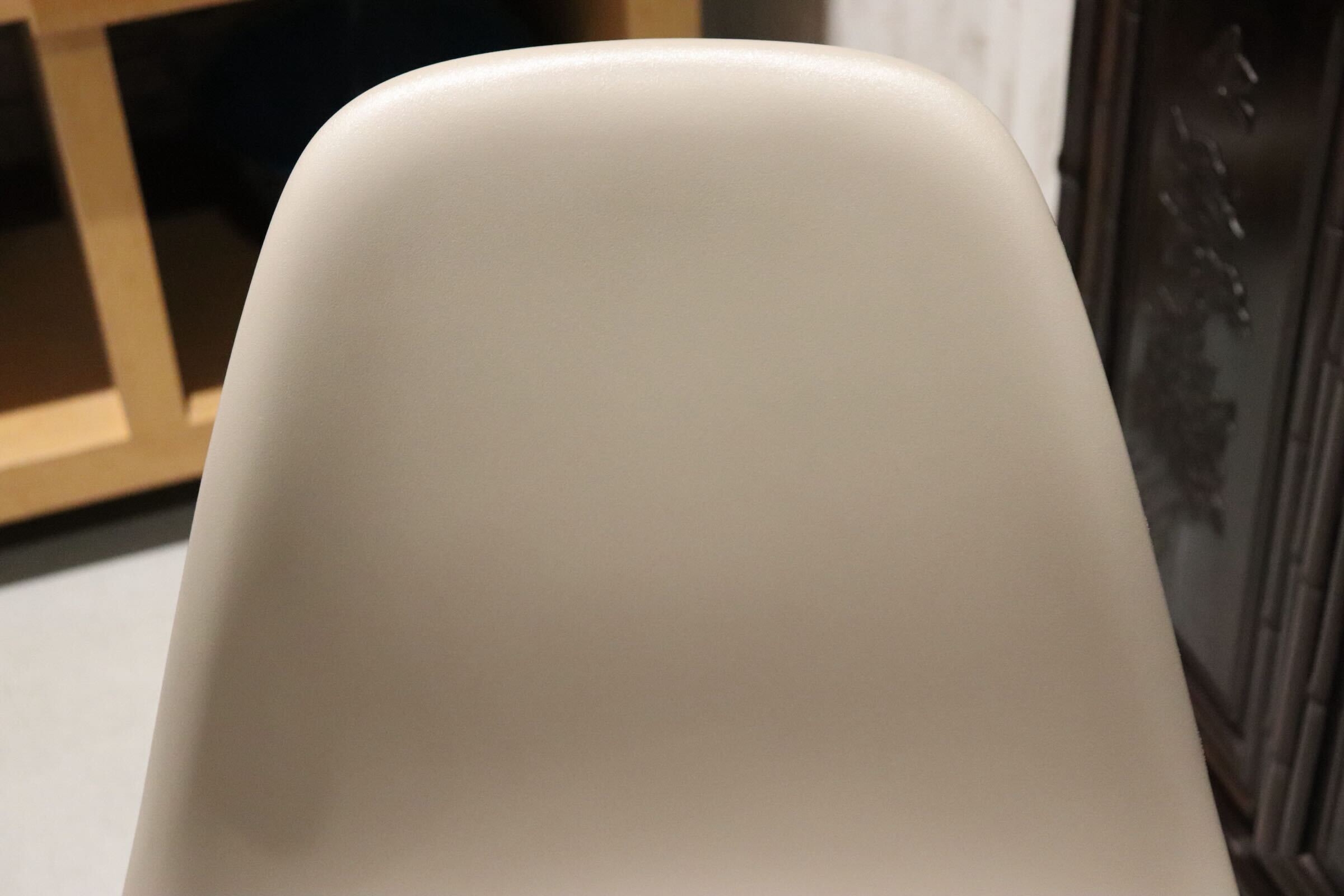 GMIK702○HermanMiller / ハーマンミラー イームズプラスチックチェア サイドシェルチェア ベージュ 定価約5.3万 展示品