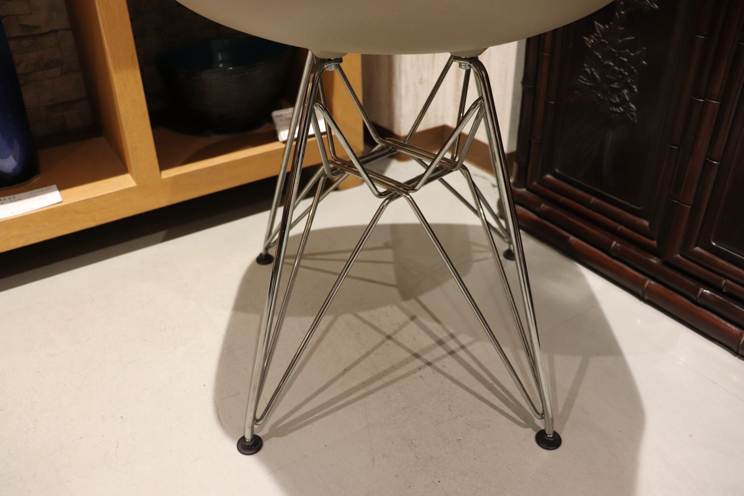 GMIK702○HermanMiller / ハーマンミラー イームズプラスチックチェア サイドシェルチェア ベージュ 定価約5.3万 展示品